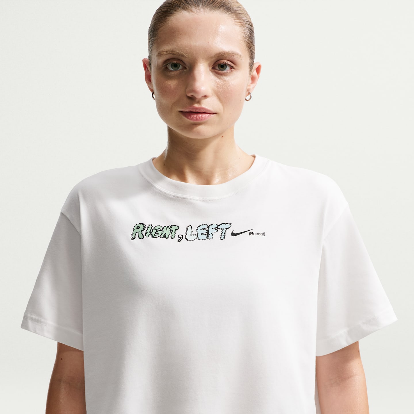 Женская укороченная беговая футболка Nike Swift Dri-FIT с коротким рукавом, цвет: Молочный — фото 1
