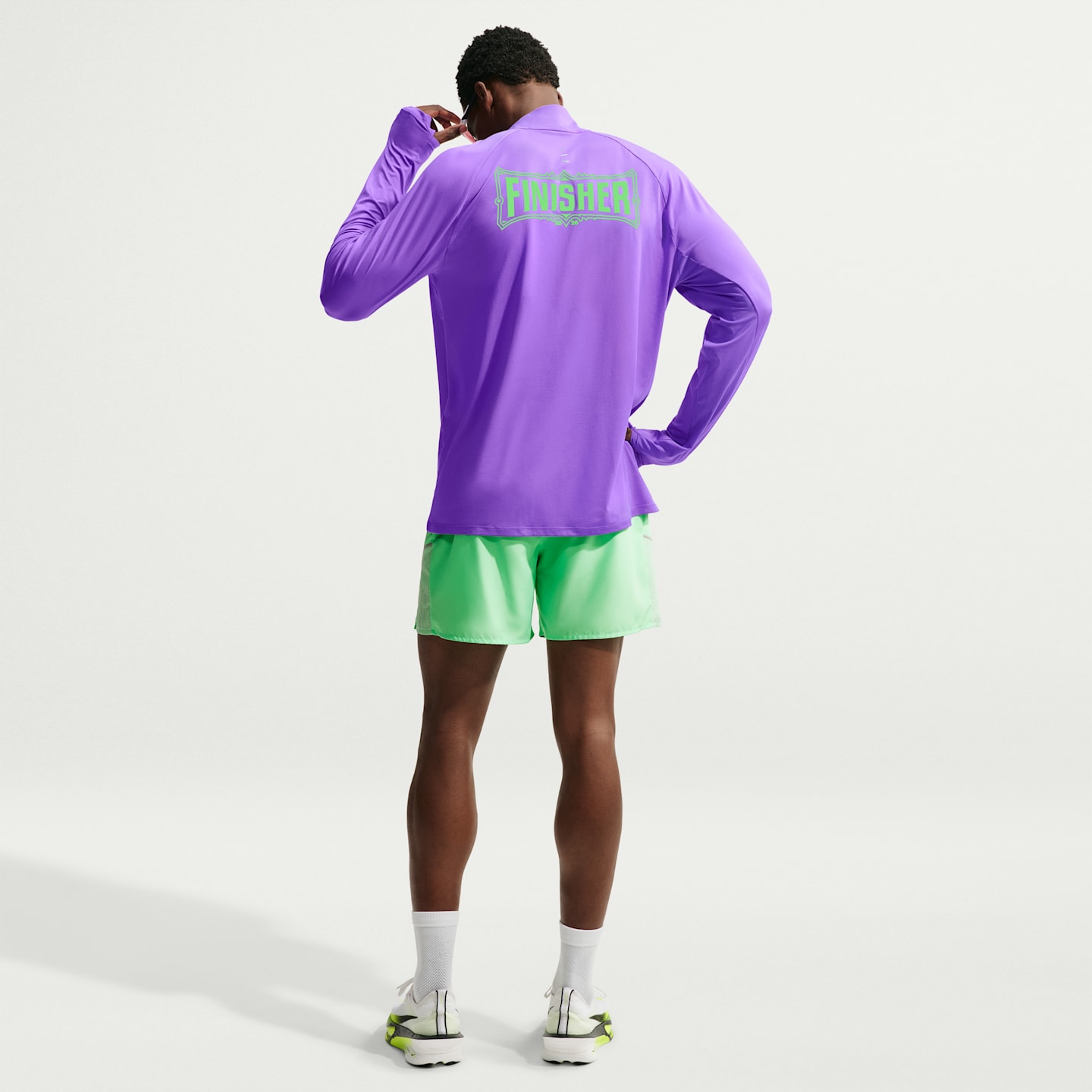 Мужской беговой топ Nike Stride Dri-FIT на молнии 1/2, цвет: Виноградный / Зелёный — фото 5
