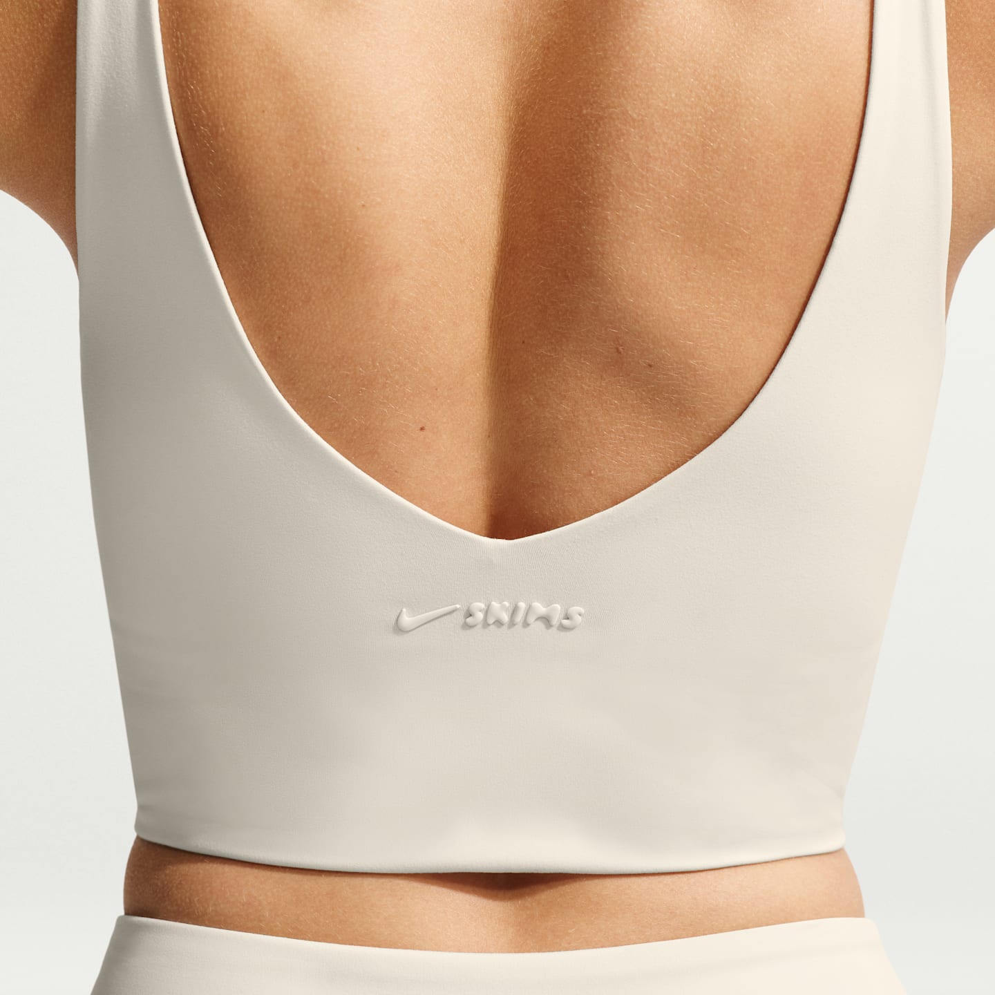 Бра NikeSKIMS Matte Long-Line, V-образный вырез — Nike, цвет: Слоновая кость — фото 6