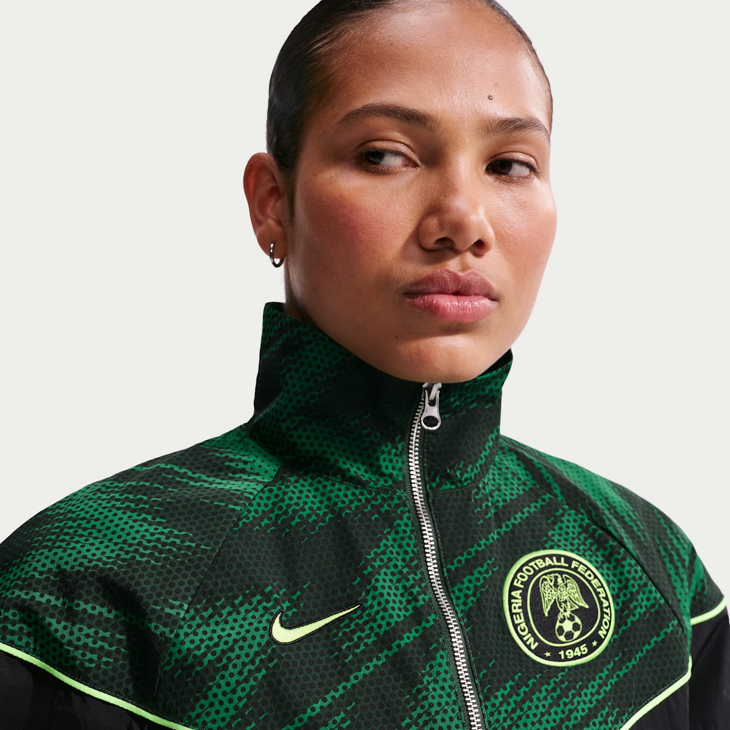 Женская футбольная куртка Nike Nigeria Windrunner UV, цвет: Зелёный / Чёрный — фото 3