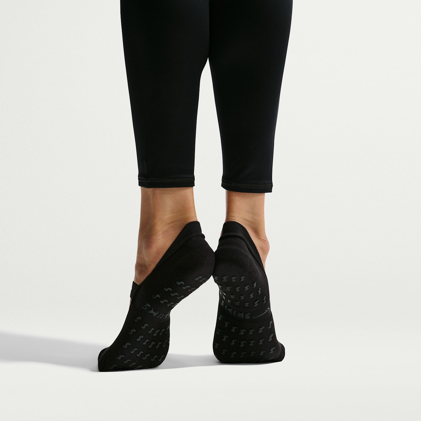 Женские носки-невидимки NikeSKIMS Dri-FIT для пилатеса, 1 пара, цвет: Обсидиановый — фото 4