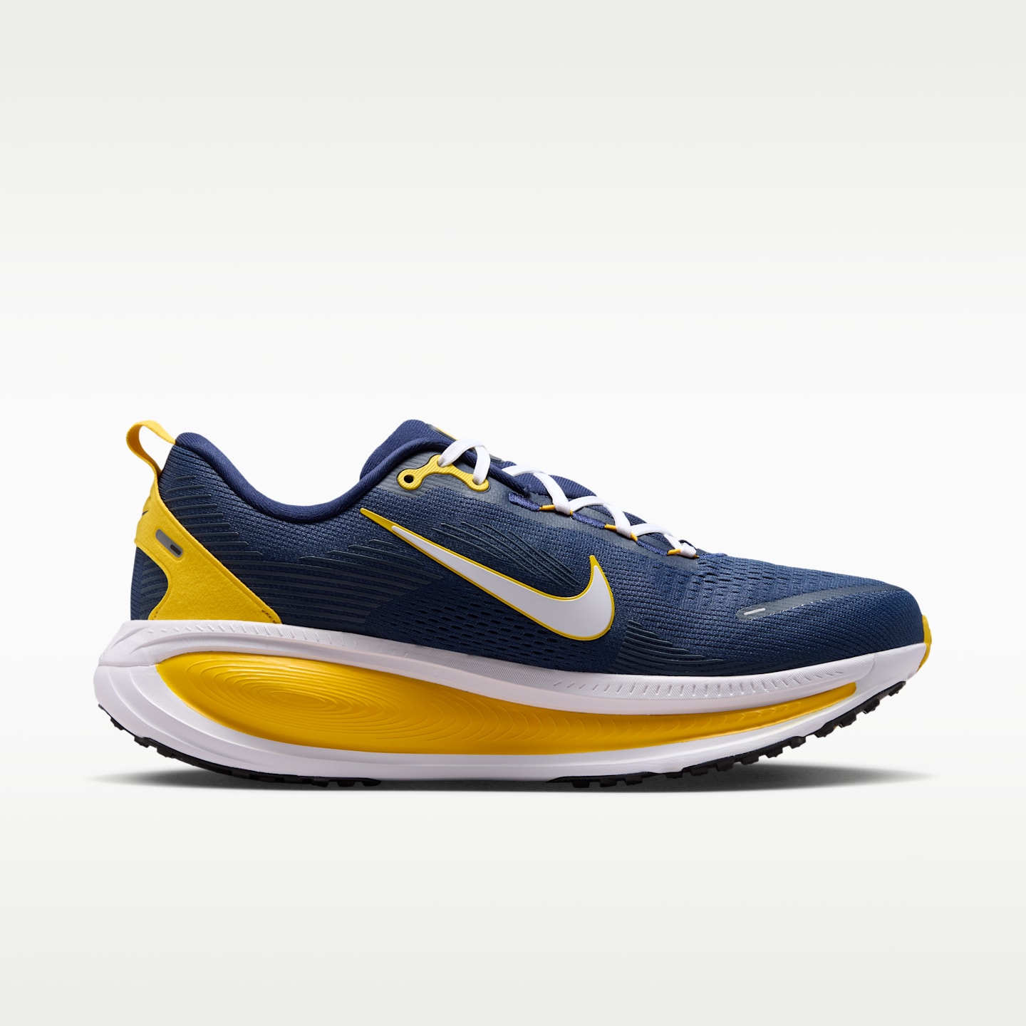 Мужские кроссовки Nike College Vomero 18 (Michigan) Road Running, цвет: Тёмно-синий / Белый — фото 3