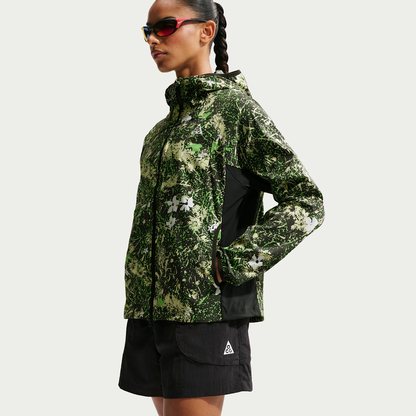Женская куртка Nike ACG Five Towers UV Protection, цвет: Чёрный еловый / Лаймовый — фото 3