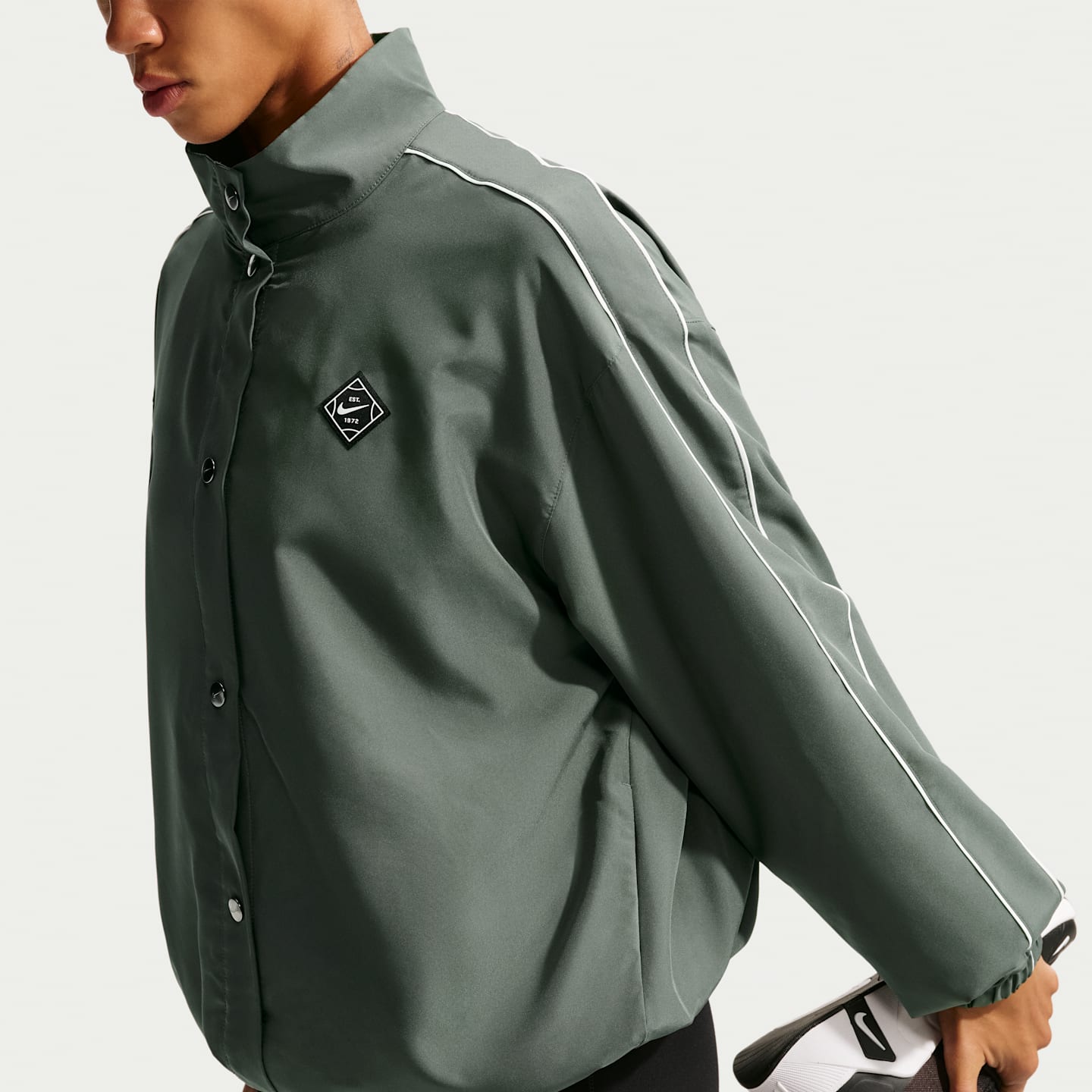 Женская куртка Nike One Dri-FIT оверсайз, цвет: Камуфляжный зелёный / Молочный — фото 3