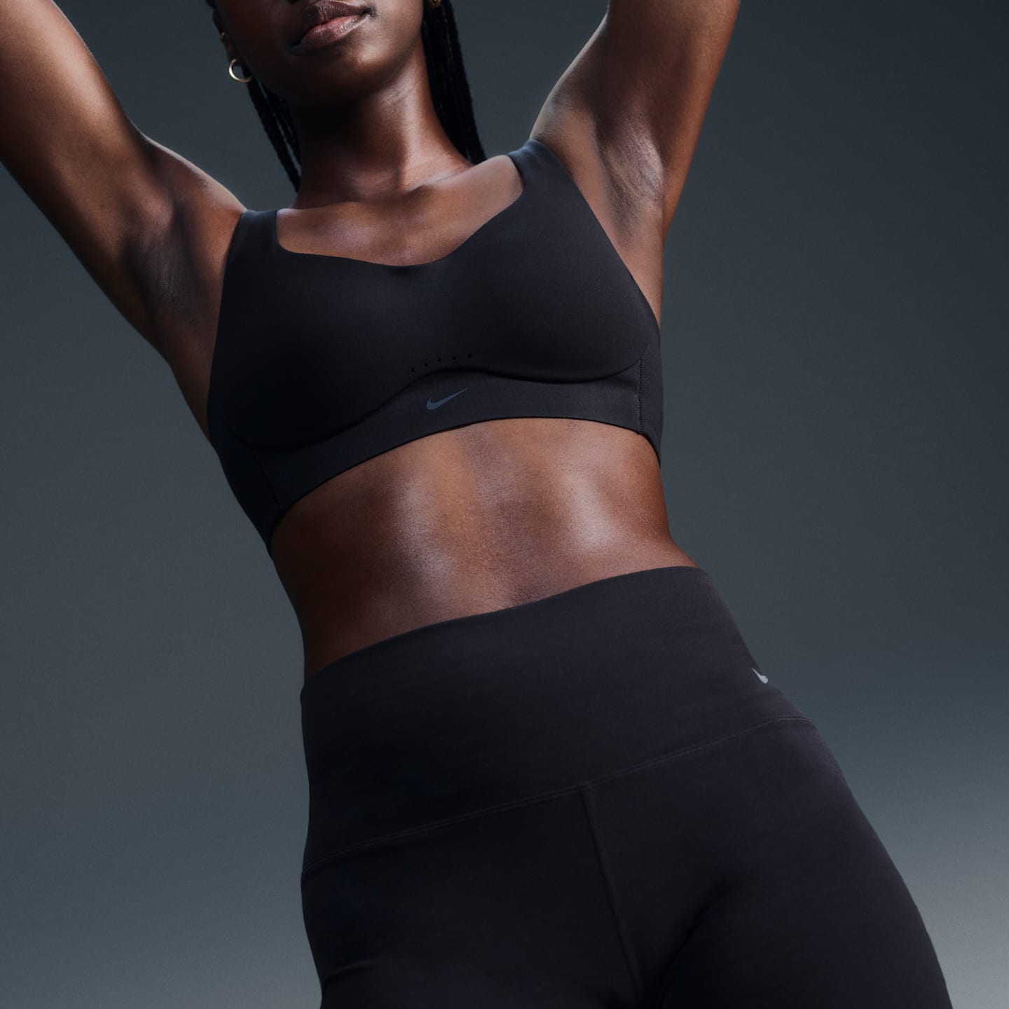 Спортивное бра Alate Convertible, уплотнённая чашка — Nike, цвет: Чёрный / Холодный серый — фото 2