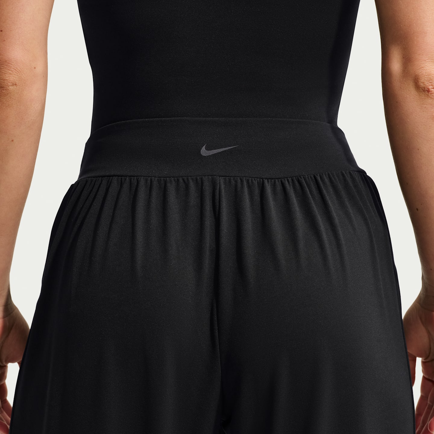 Женские широкие брюки Nike Zenvy со средней посадкой, цвет: Чёрный / Холодный серый — фото 3