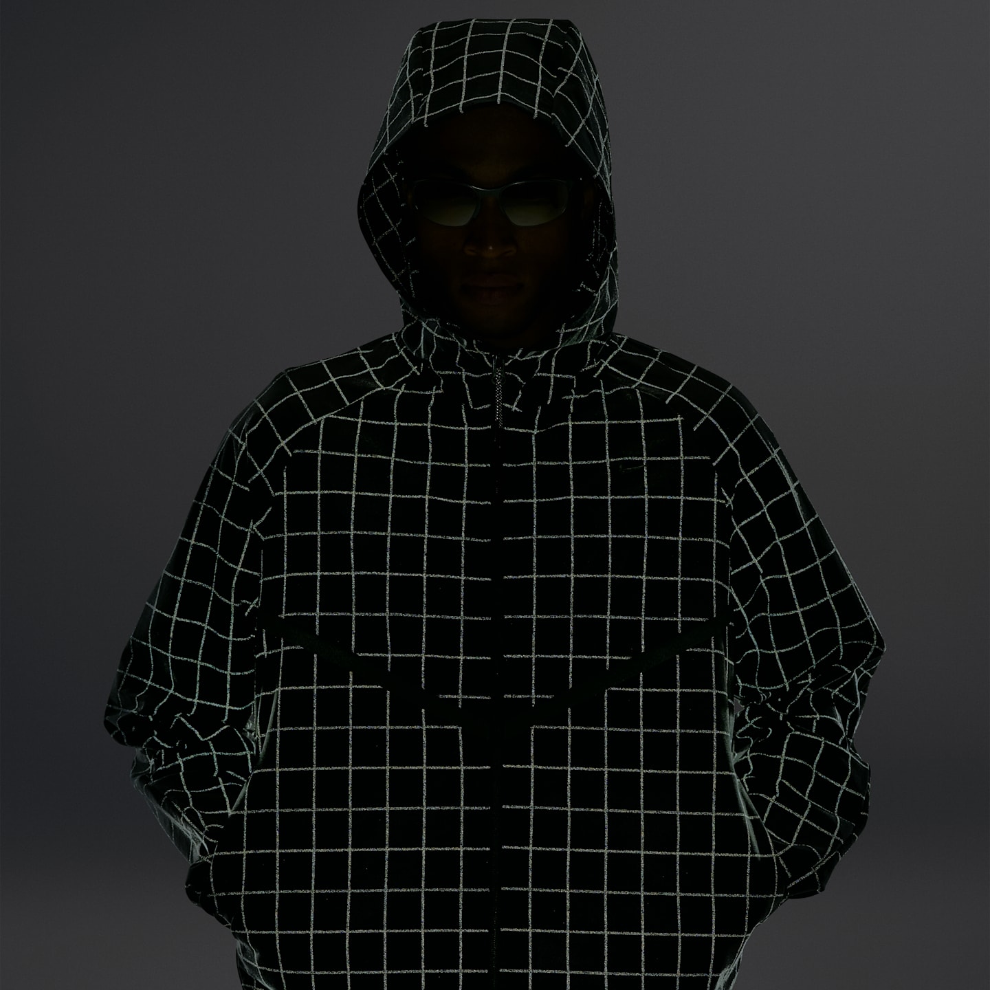 Мужская трикотажная куртка Nike Tech Dri-FIT Shori на молнии с принтом, цвет: Чёрный / Железный серый — фото 6