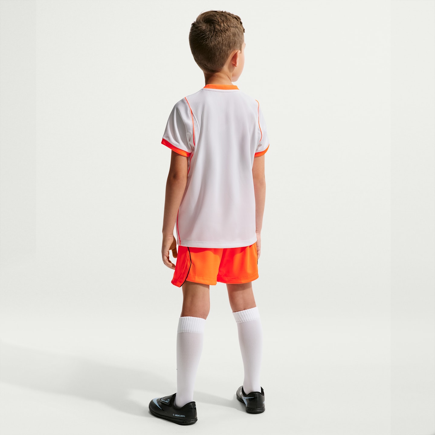 Детский футбольный комплект Nike Netherlands 2026 Stadium Away из 3 предметов, цвет: Белый / Малиновый — фото 7