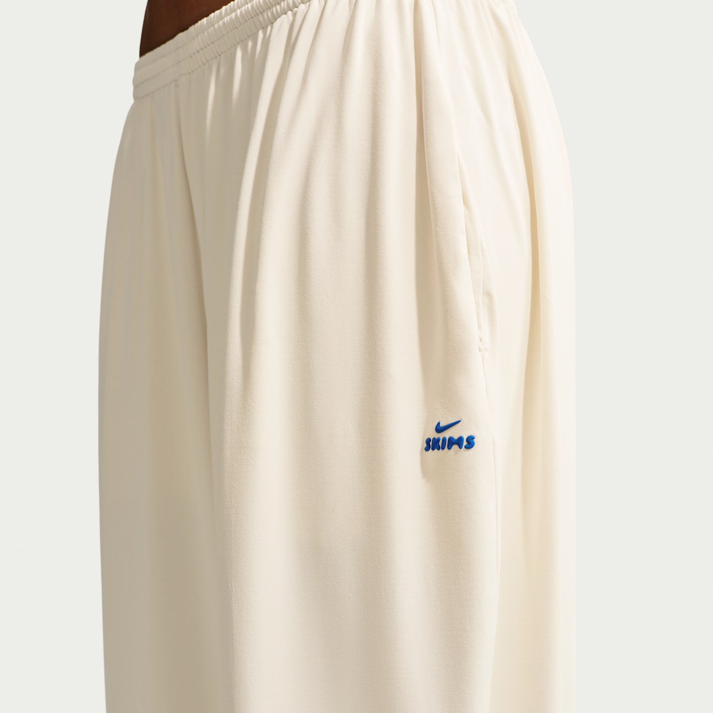 Женские эластичные трикотажные брюки NikeSKIMS Stretch Knit, цвет: Слоновая кость / Кобальтовый — фото 6