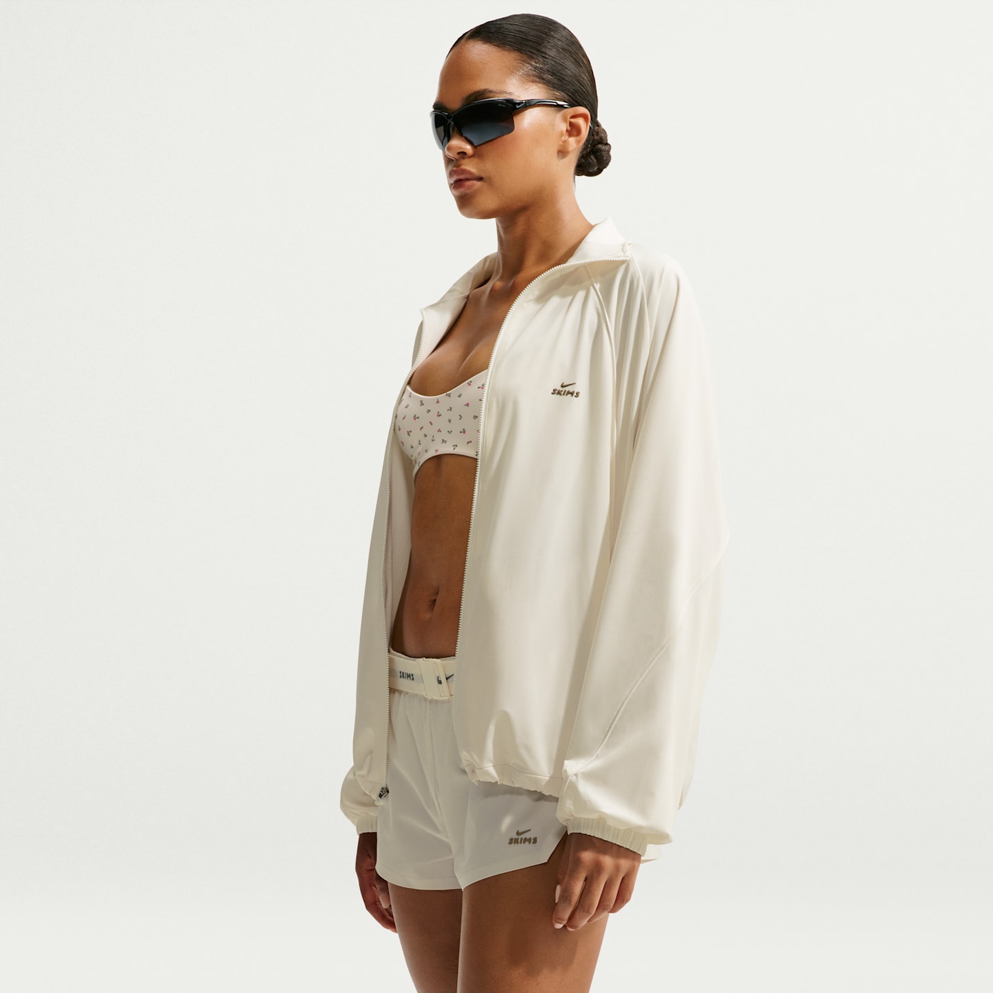 Женская куртка NikeSKIMS Stretch Nylon оверсайз из эластичного нейлона, цвет: Слоновая кость — фото 3