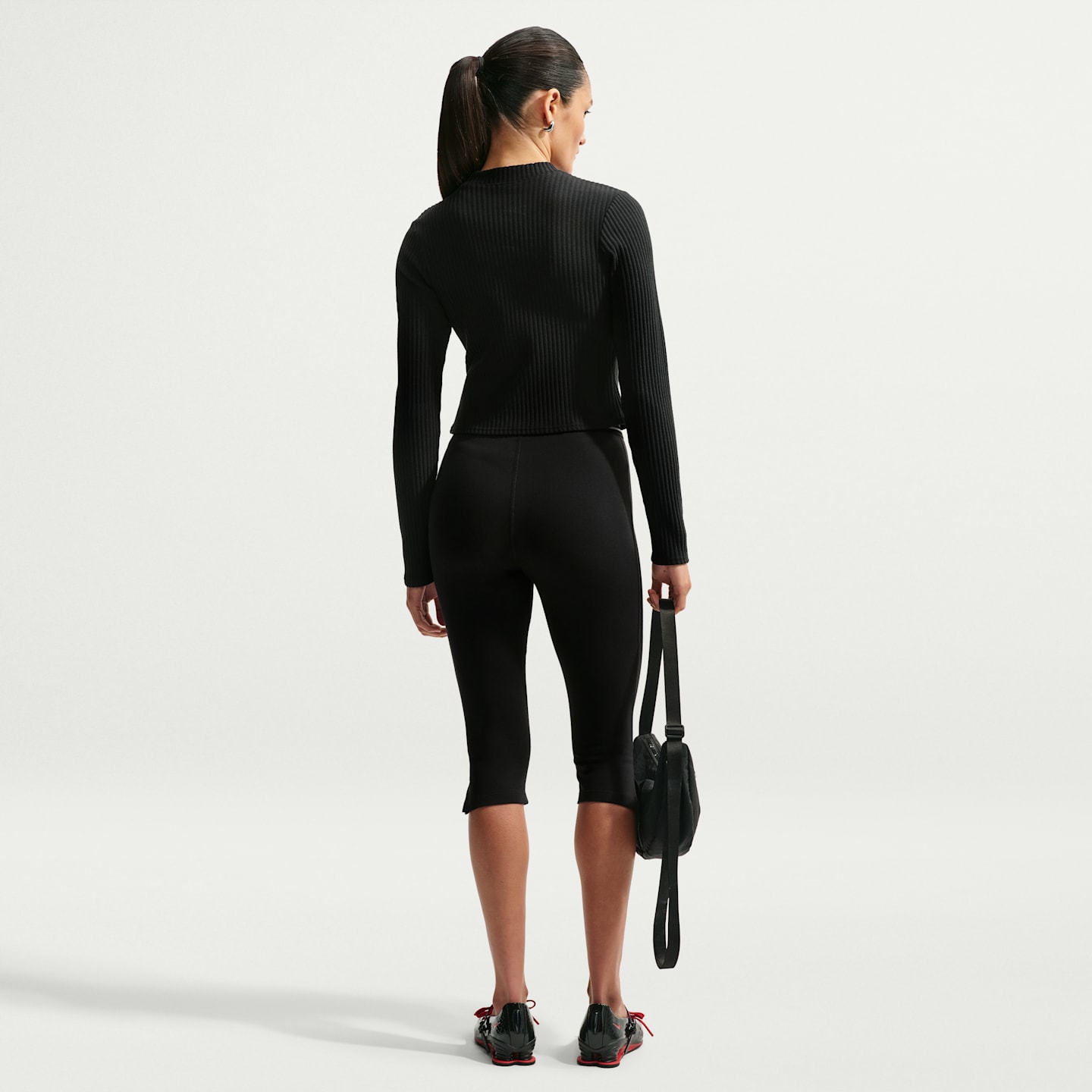 Женские леггинсы-капри Nike Sportswear Chill Jersey облегающие с высокой талией, цвет: Чёрный / Белый — фото 5