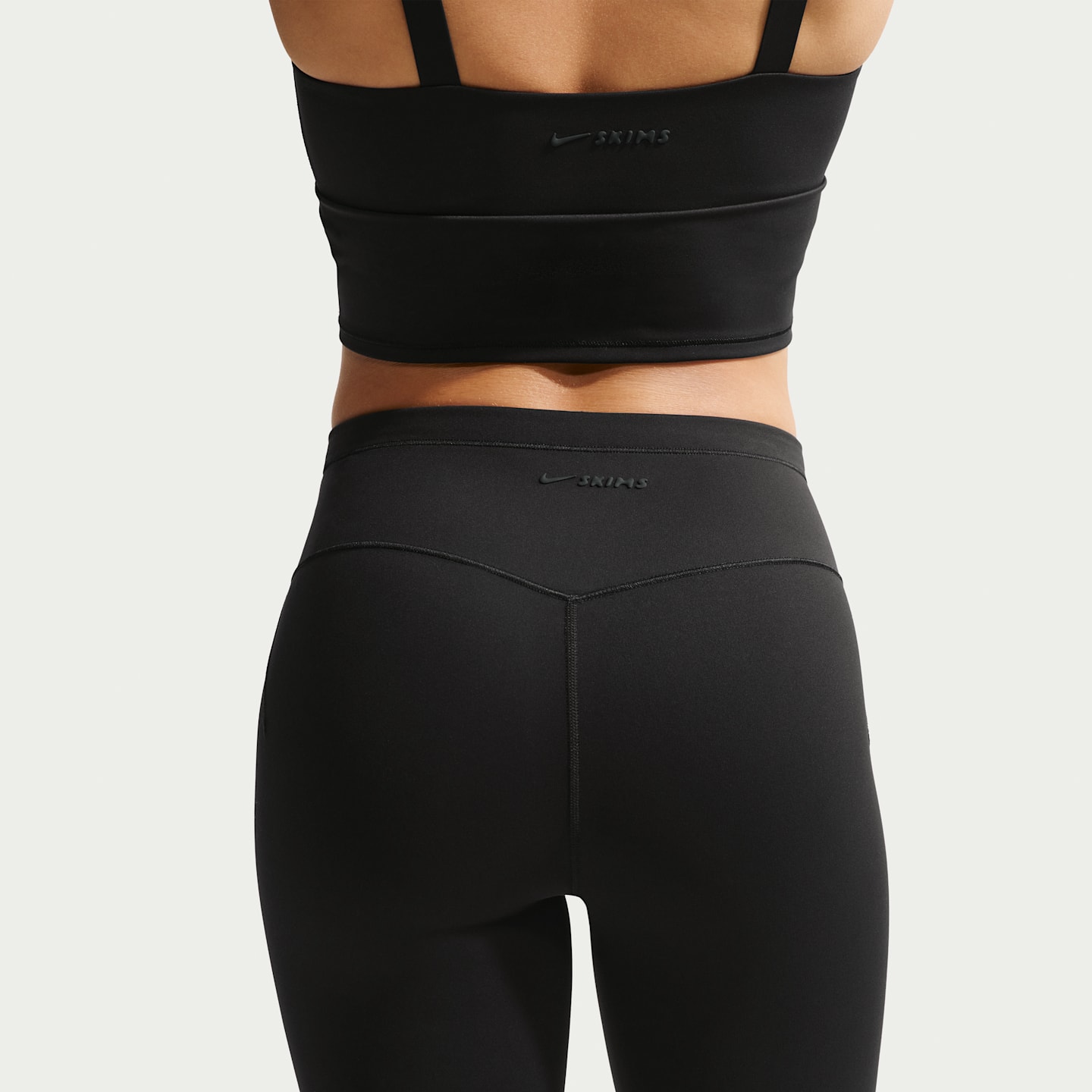 Женские легинсы NikeSKIMS Matte с высокой талией и стременами, цвет: Обсидиановый — фото 3