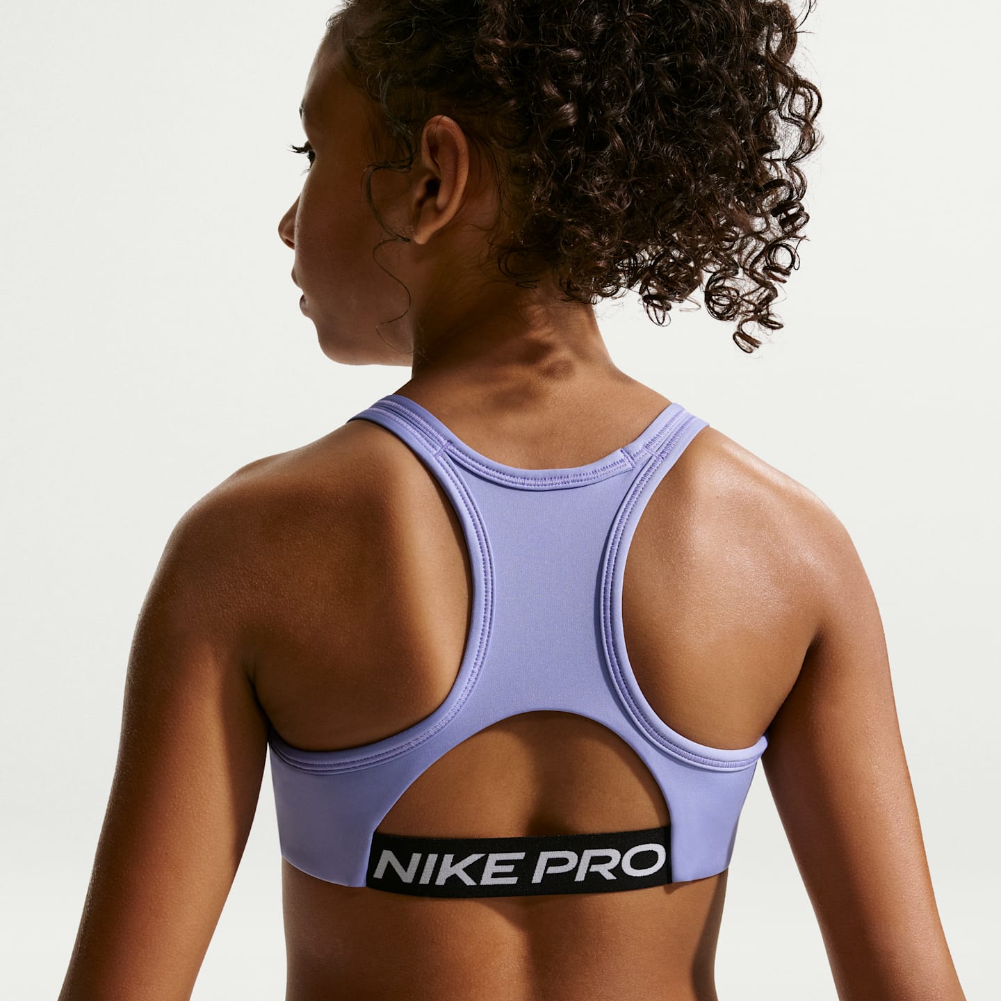 Детский спортивный бра для девочек Nike Pro Swoosh, цвет: Сиреневый / Чёрный — фото 2