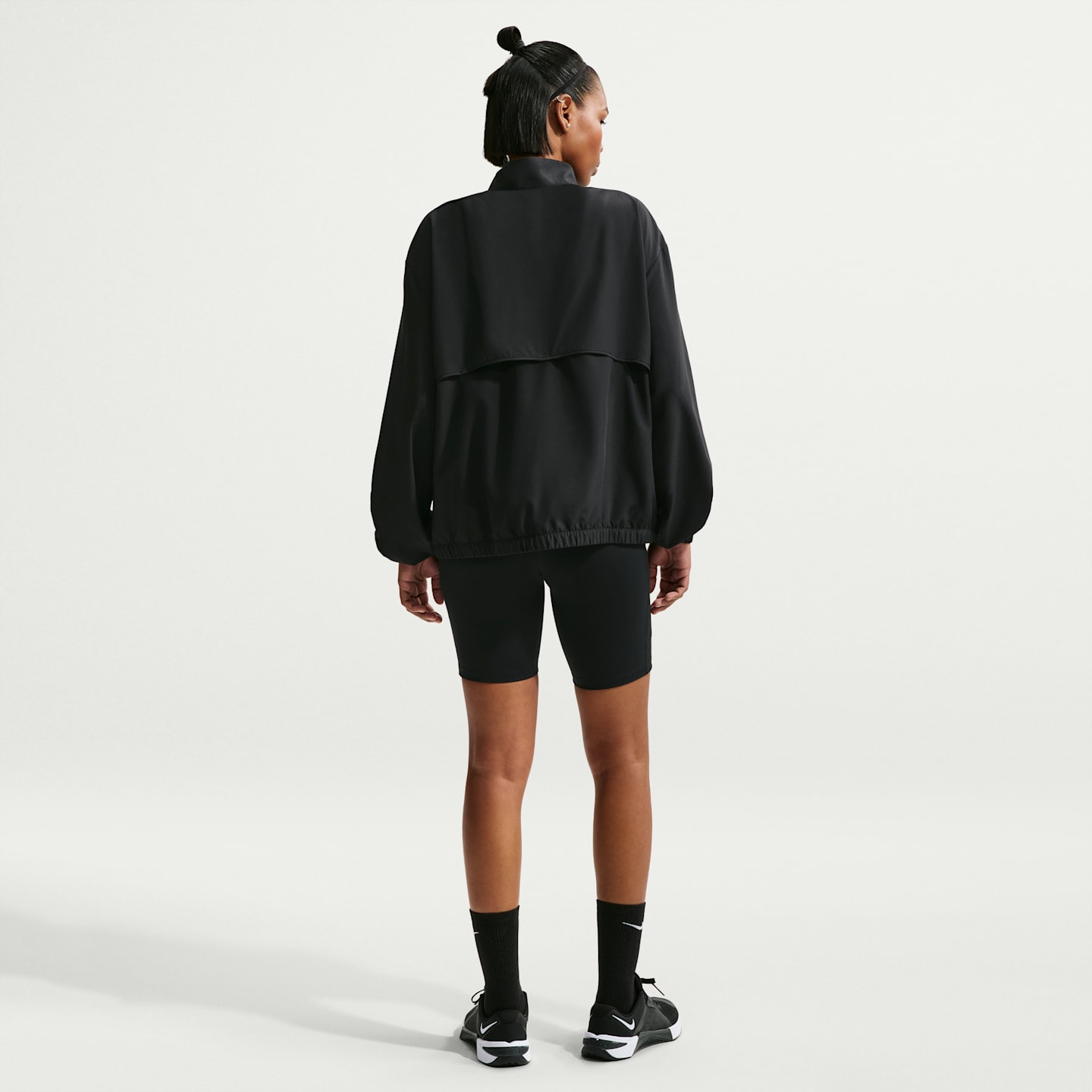 Женские байкерские шорты Nike One 8" с высокой талией и карманами, цвет: Чёрный / Белый — фото 5