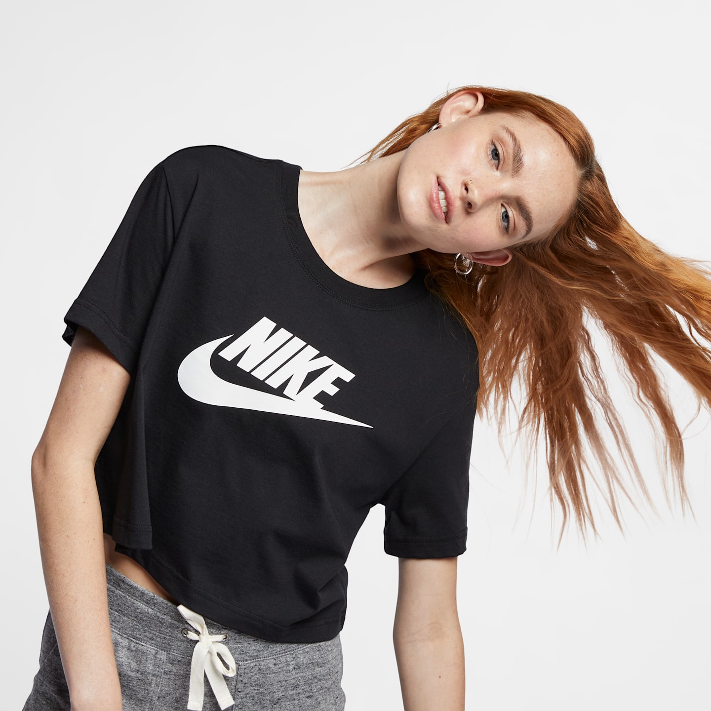 Женская укороченная футболка Nike Sportswear Essential с логотипом, цвет: Чёрный / Белый — фото 3