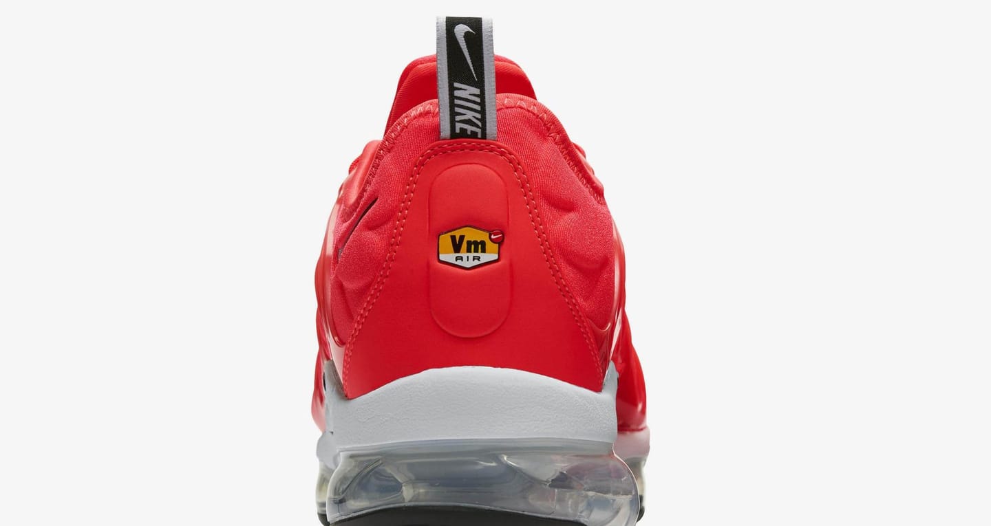 vapormax plus bright crimson