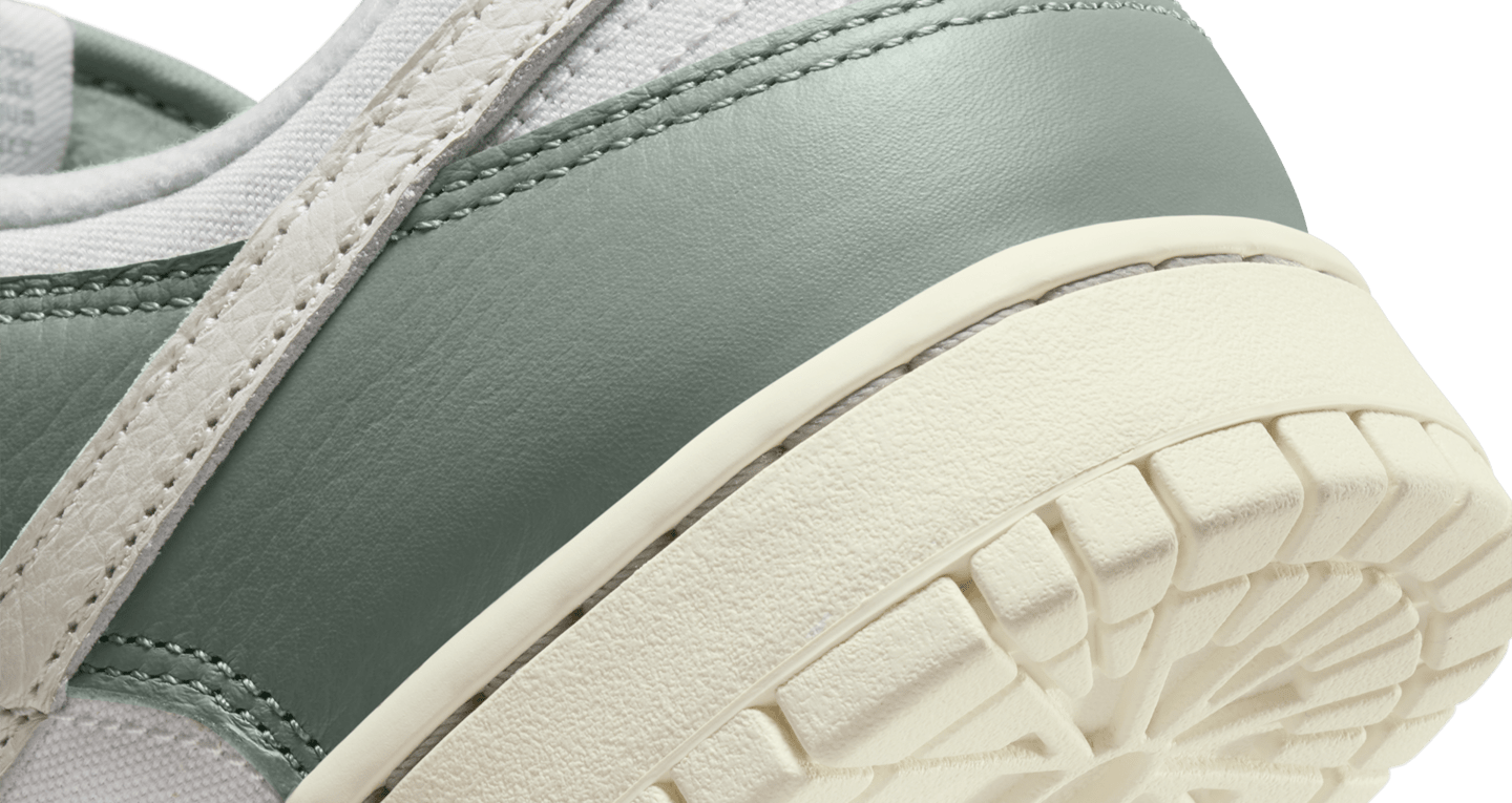 Dunk Low 'Mica Green' (DV7212300). Nike SNKRS