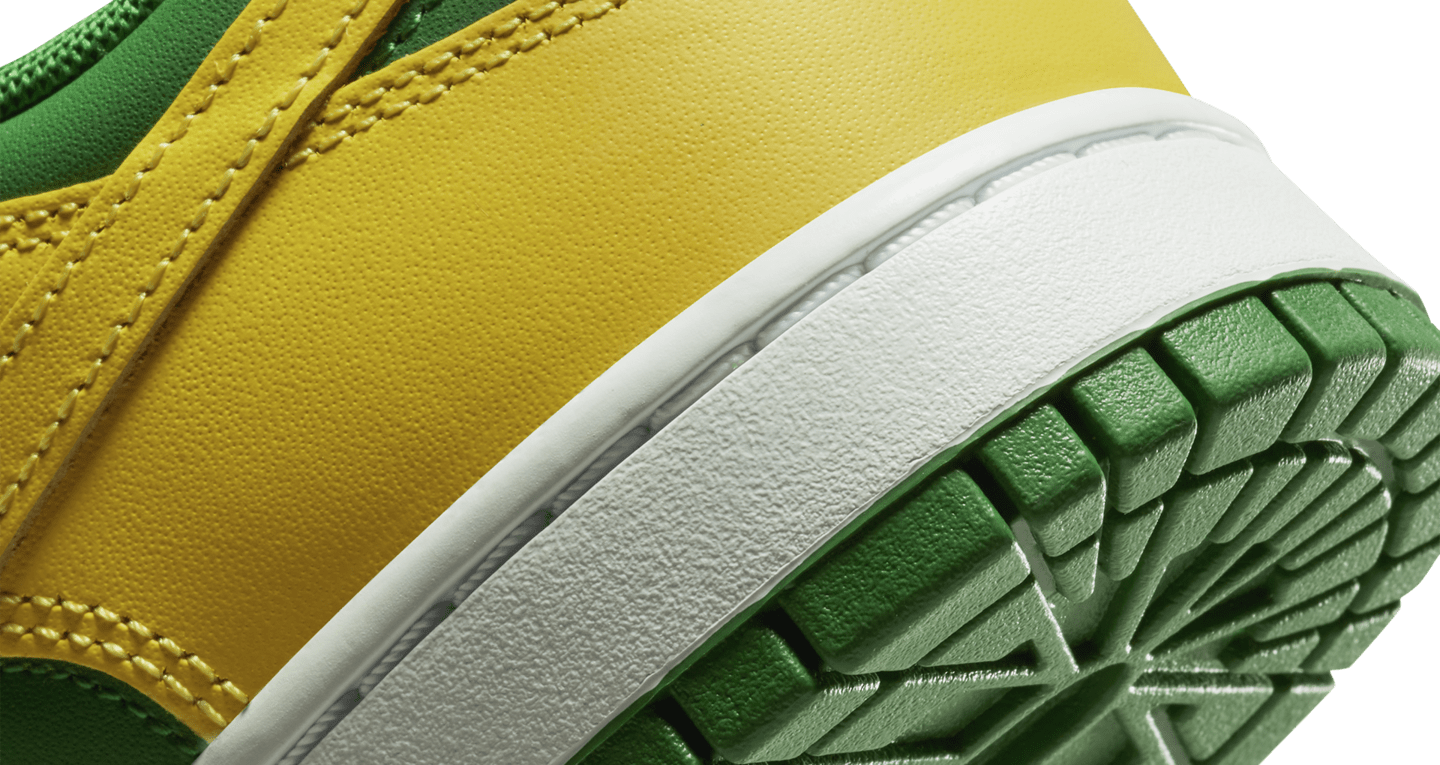 dunk low green strike