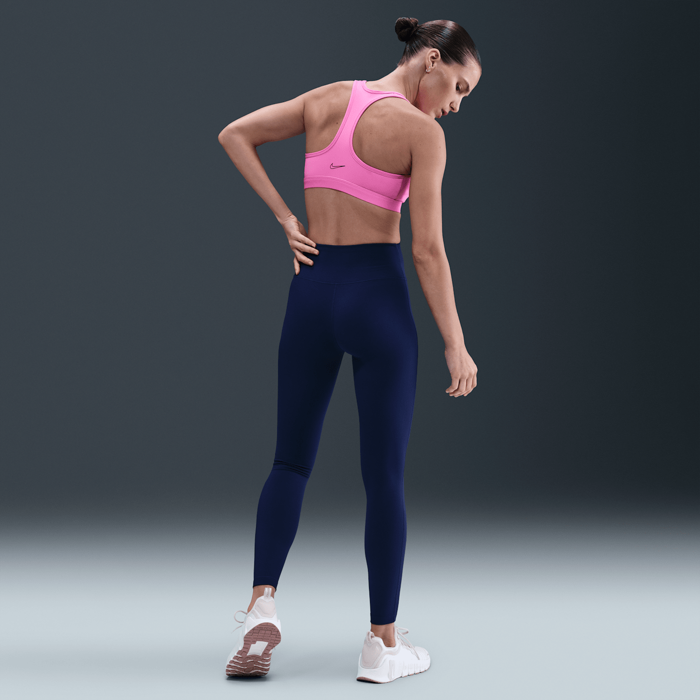 Спортивное бра Swoosh Medium, уплотнённая чашка, с поддержкой — Nike — фото 5