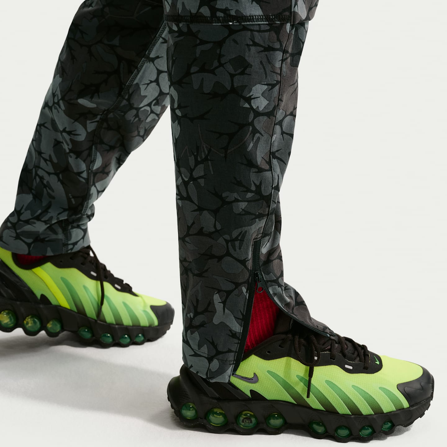 Детские брюки Nike Sportswear Tech Woven Big Kids' (Boys') Joggers — фото 7