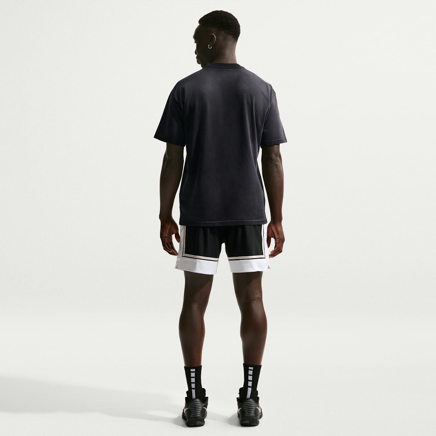 Мужские шорты Nike Standard Issue Men's Dri-FIT 6" Basketball Shorts — фото 5