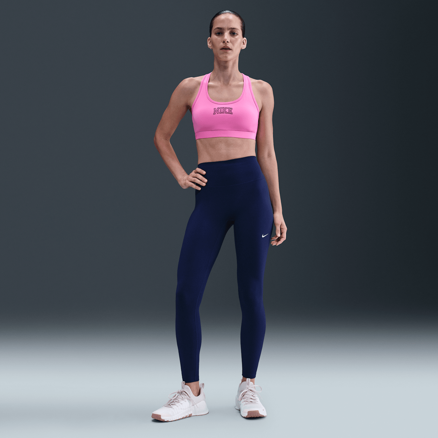 Спортивное бра Swoosh Medium, уплотнённая чашка, с поддержкой — Nike — фото 4