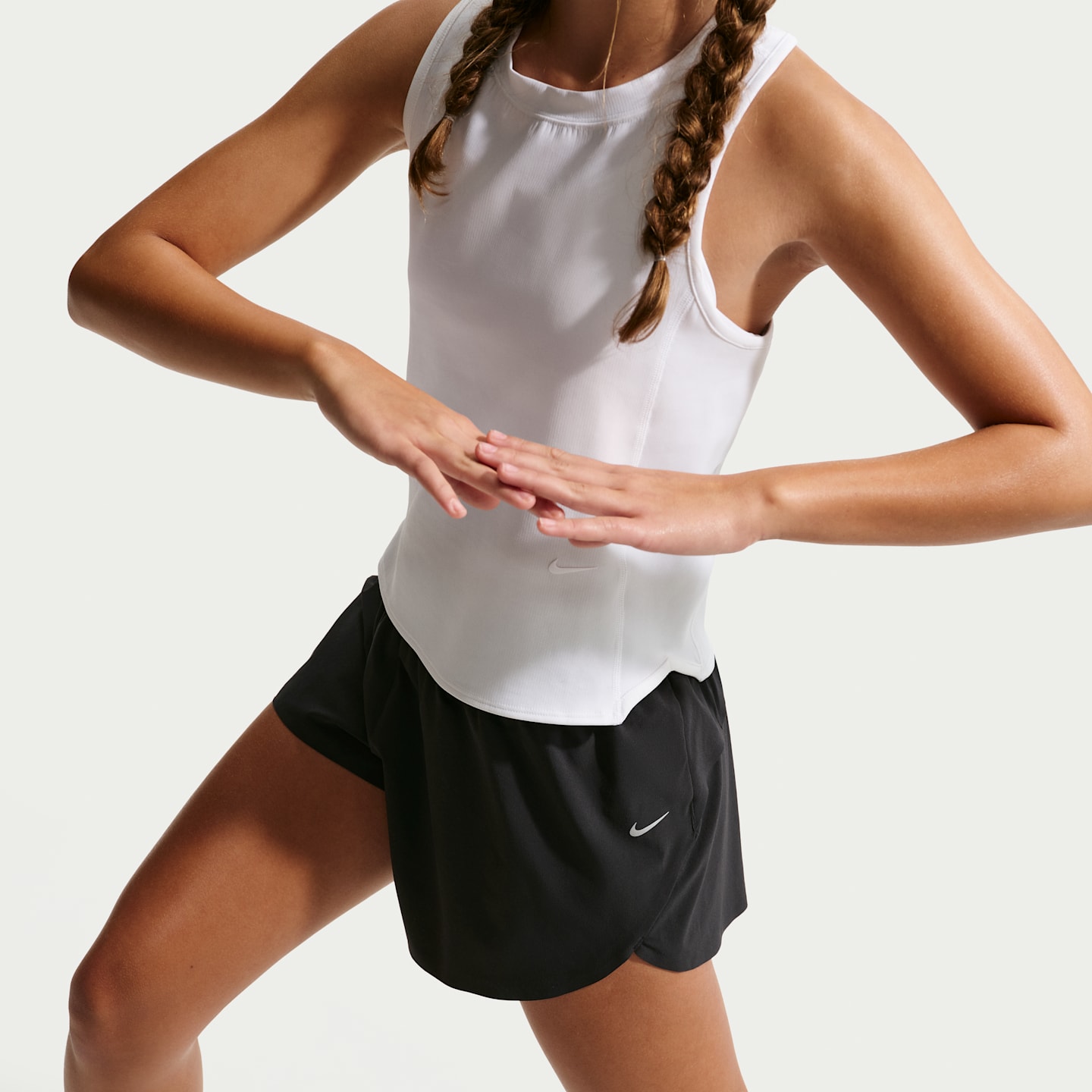 Детские шорты Nike MAVN Girls' Dri-FIT 3" Mid-Rise Repel Running Shorts — фото 4