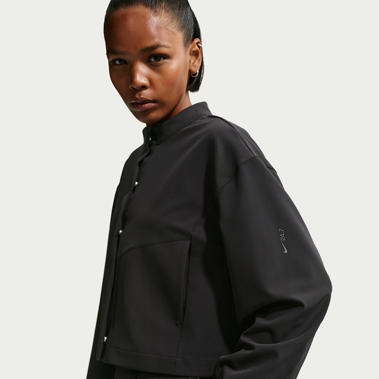 Женские куртки Nike 24.7 PerfectStretch Women's Dri-FIT Loose-Fit Cropped Jacket — фото 3