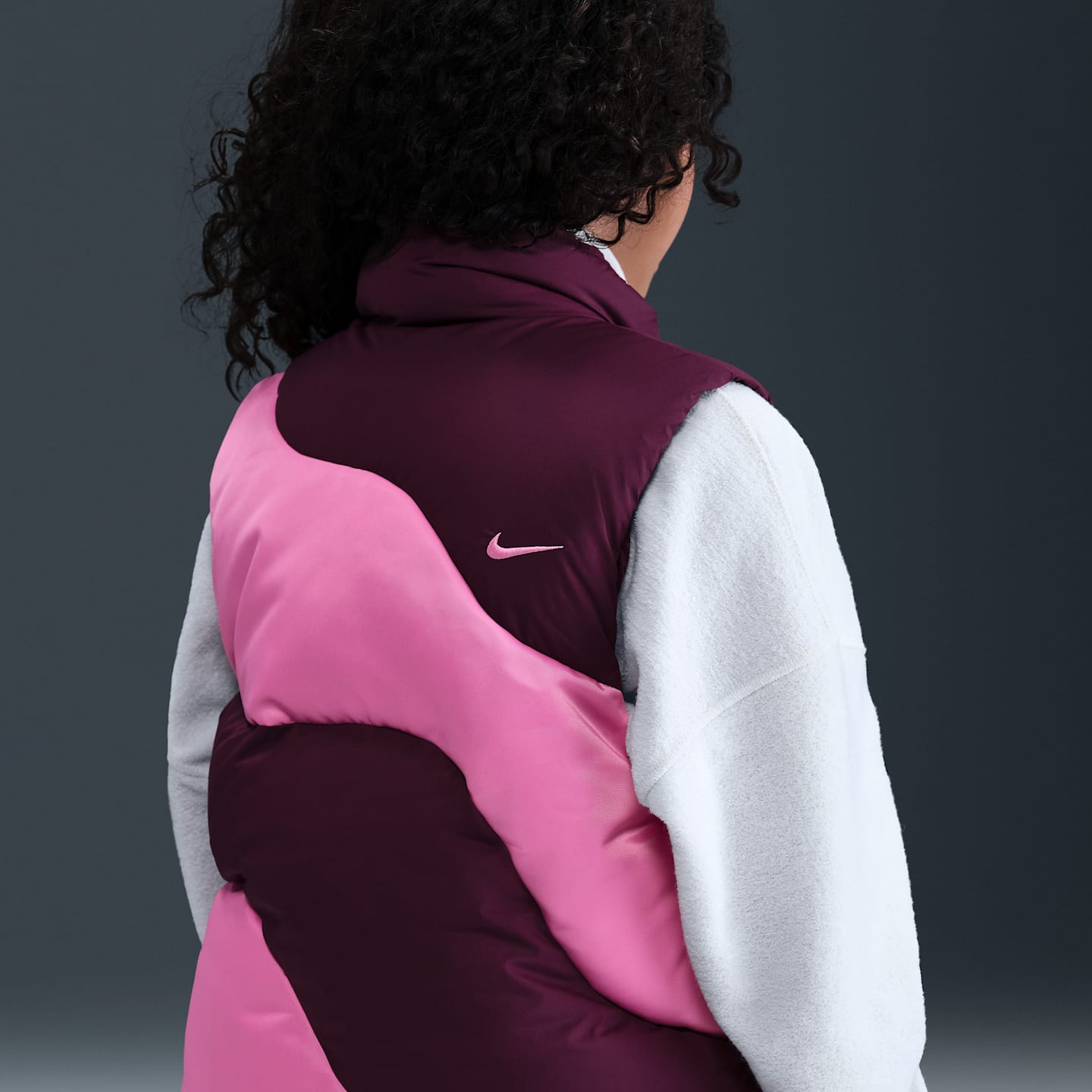 Nike Sportswear Swoosh Big Kids' (Girls') Therma-FIT Loose Down Puffer Vest — фото 2