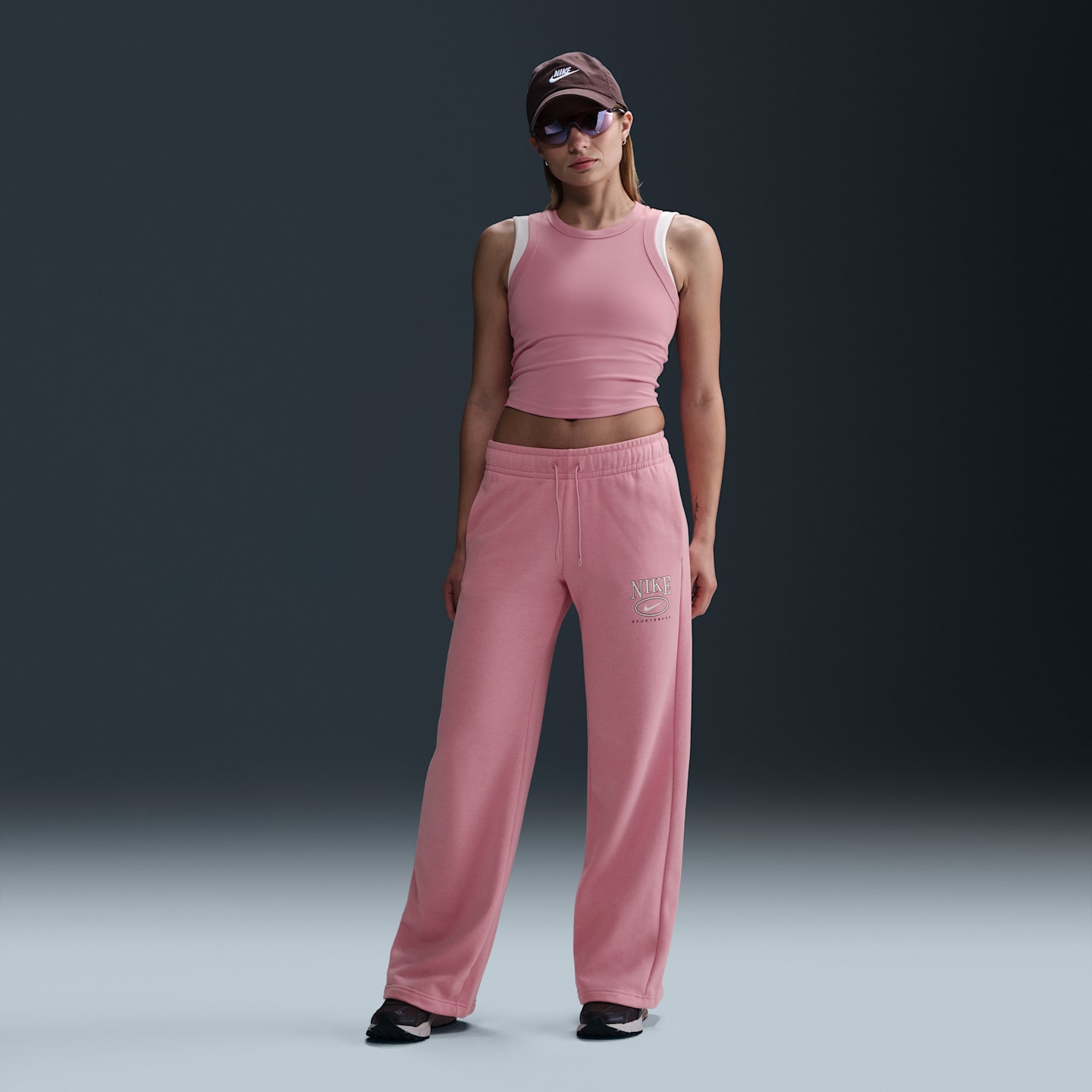 Женские брюки Nike Sportswear Club Fleece Women's Mid-Rise Wide-Leg Graphic Pants — фото 1