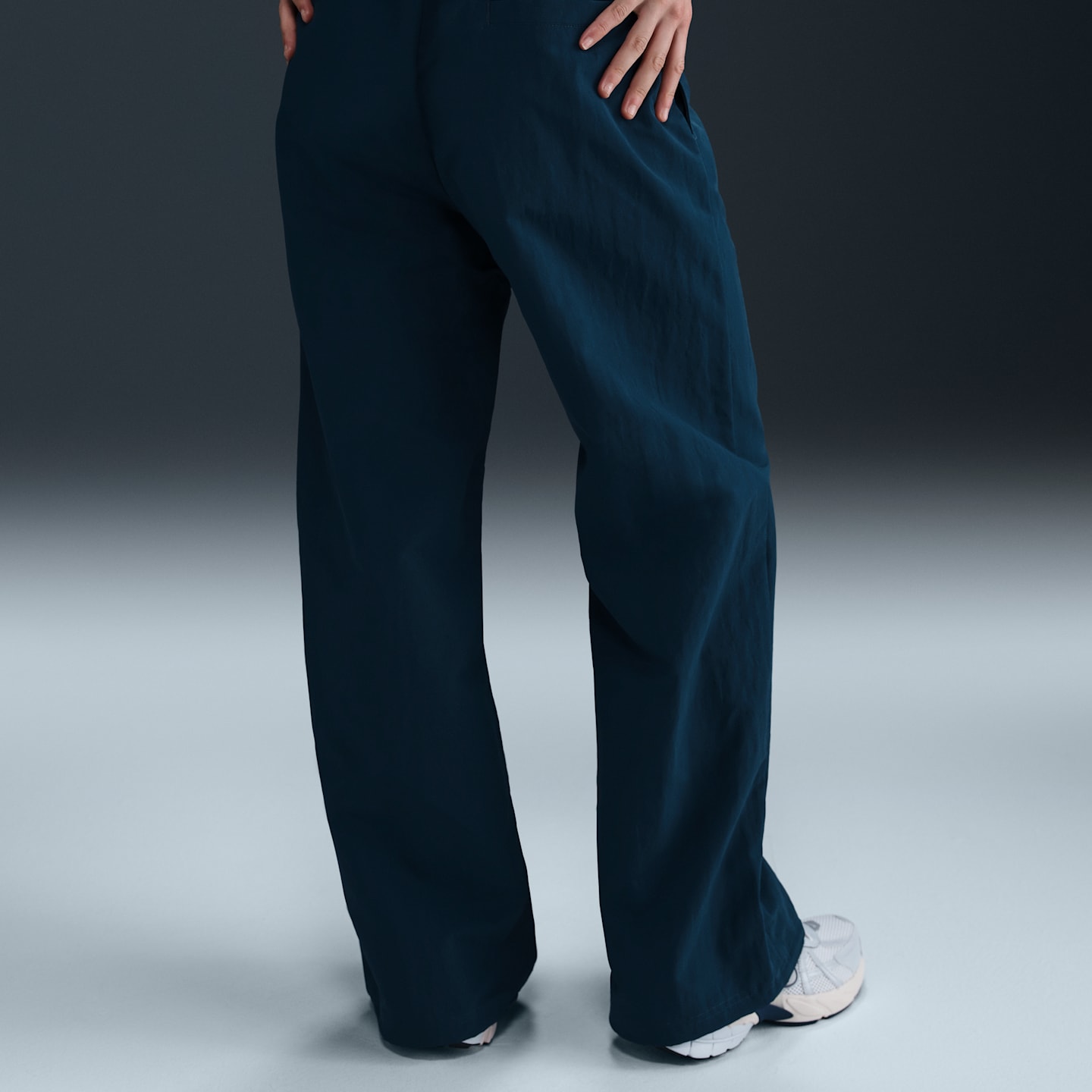 Женские брюки Nike Sportswear Everything Wovens Women's Mid-Rise Open-Hem Pants — фото 3