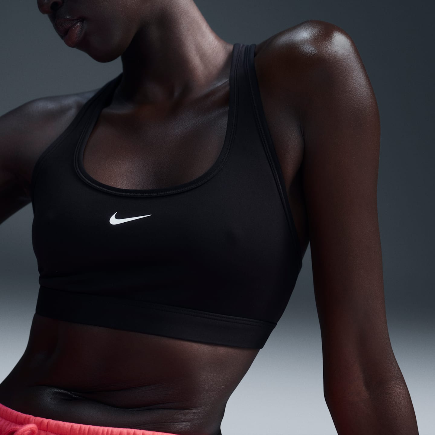 Спортивное бра Swoosh Non, уплотнённая чашка, лёгкая поддержка — Nike — фото 7
