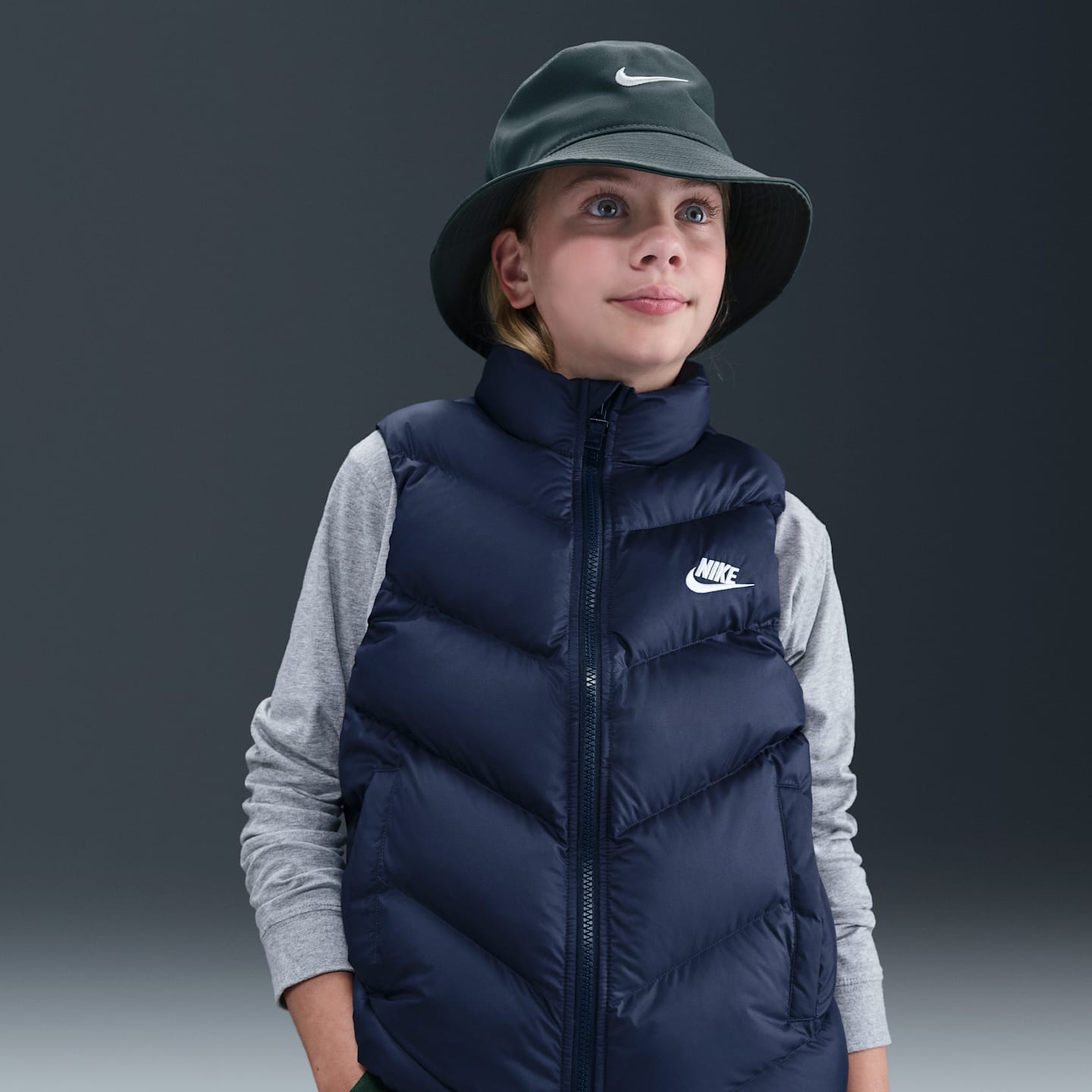 Детские жилеты Nike Sportswear All Day Play Big Kids' Therma-FIT Loose-Fit Puffer Vest — фото 1