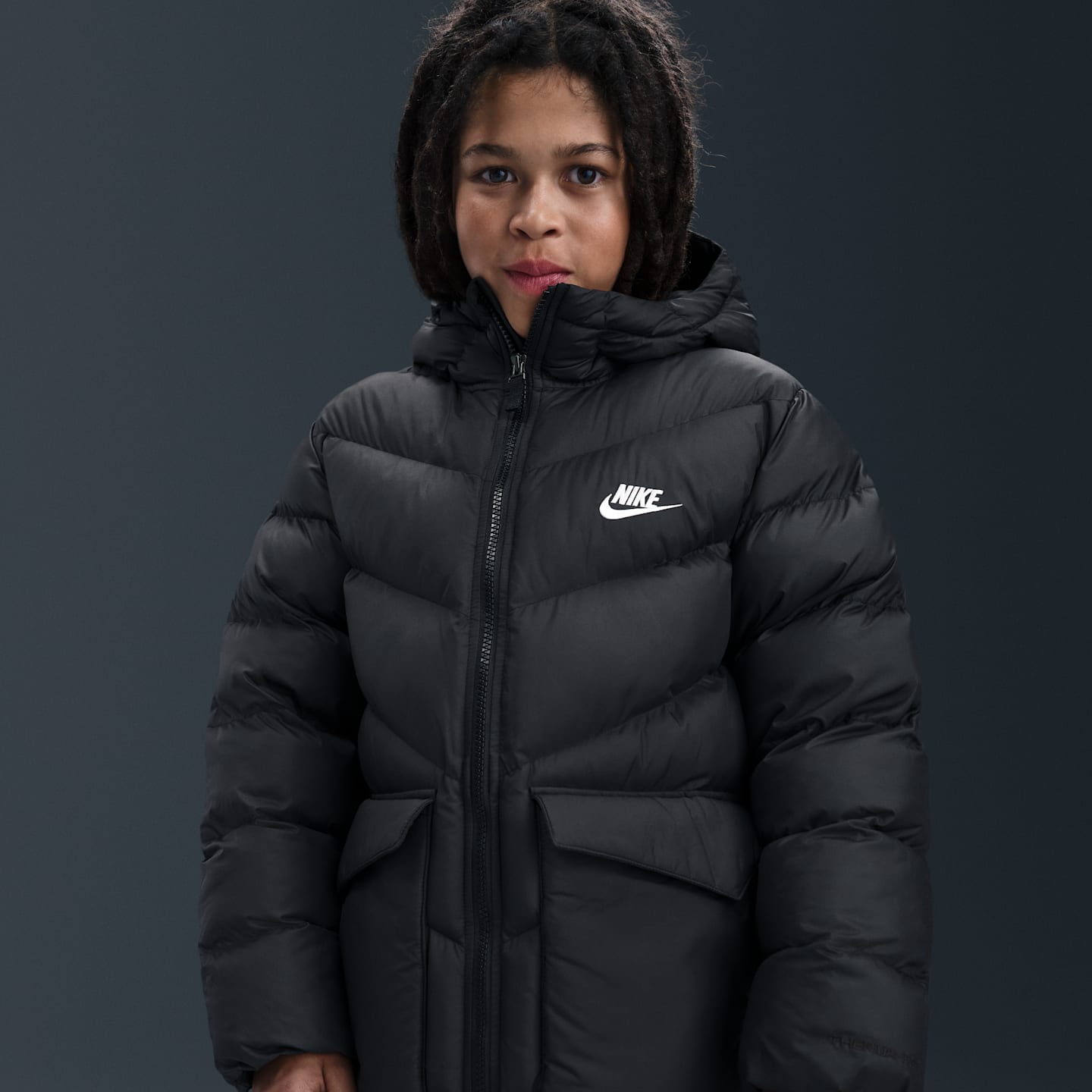 Детские куртки Nike Sportswear All Day Play Big Kids' Therma-FIT Loose-Fit Full-Length Puffer Parka — фото 3