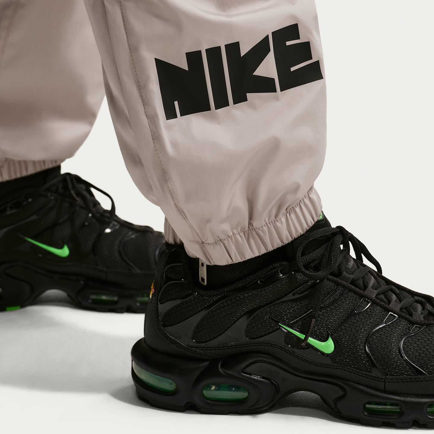Мужские брюки Nike Windrunner Men's Woven Graphic Pants — фото 6