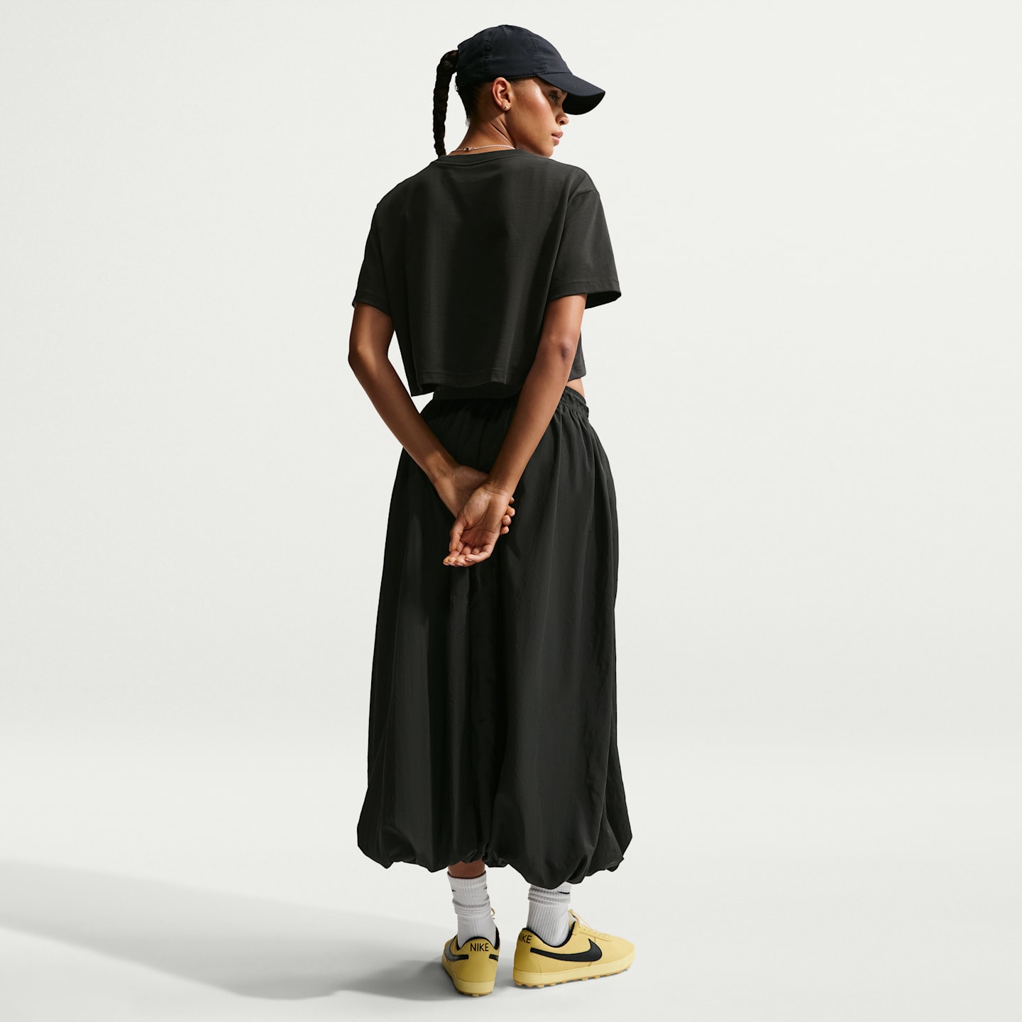 Женские футболки Nike Sportswear Classic Women's Loose Short-Sleeve Cropped T-Shirt — фото 5