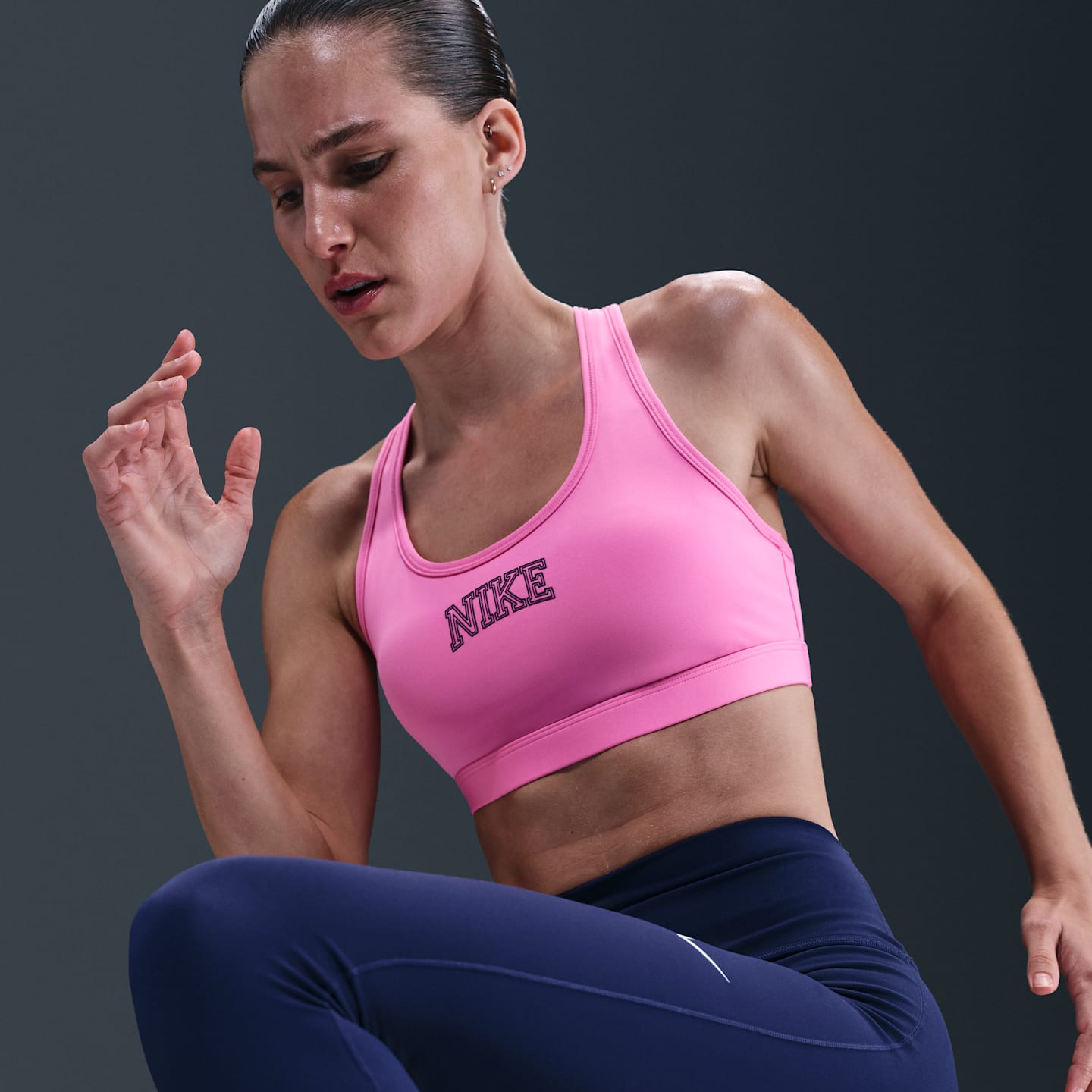 Спортивное бра Swoosh Medium, уплотнённая чашка, с поддержкой — Nike — фото 3