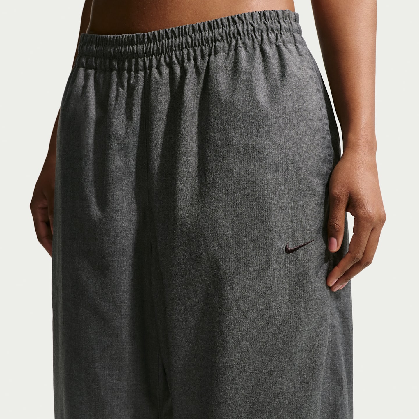 Женские брюки Nike Sportswear Women's Oversized Mid-Rise Woven Pants — фото 2