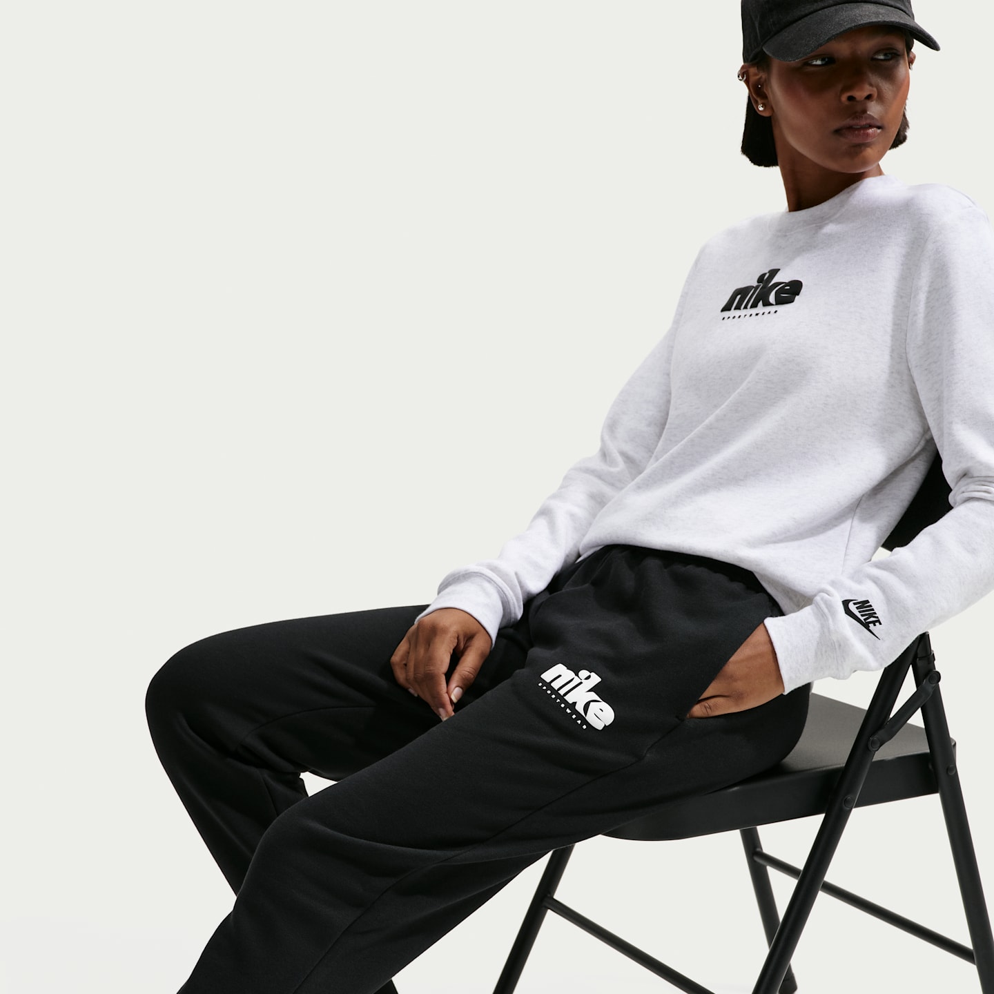 Женские брюки Nike Sportswear Club Fleece Women's Graphic Mid-Rise Pants — фото 4