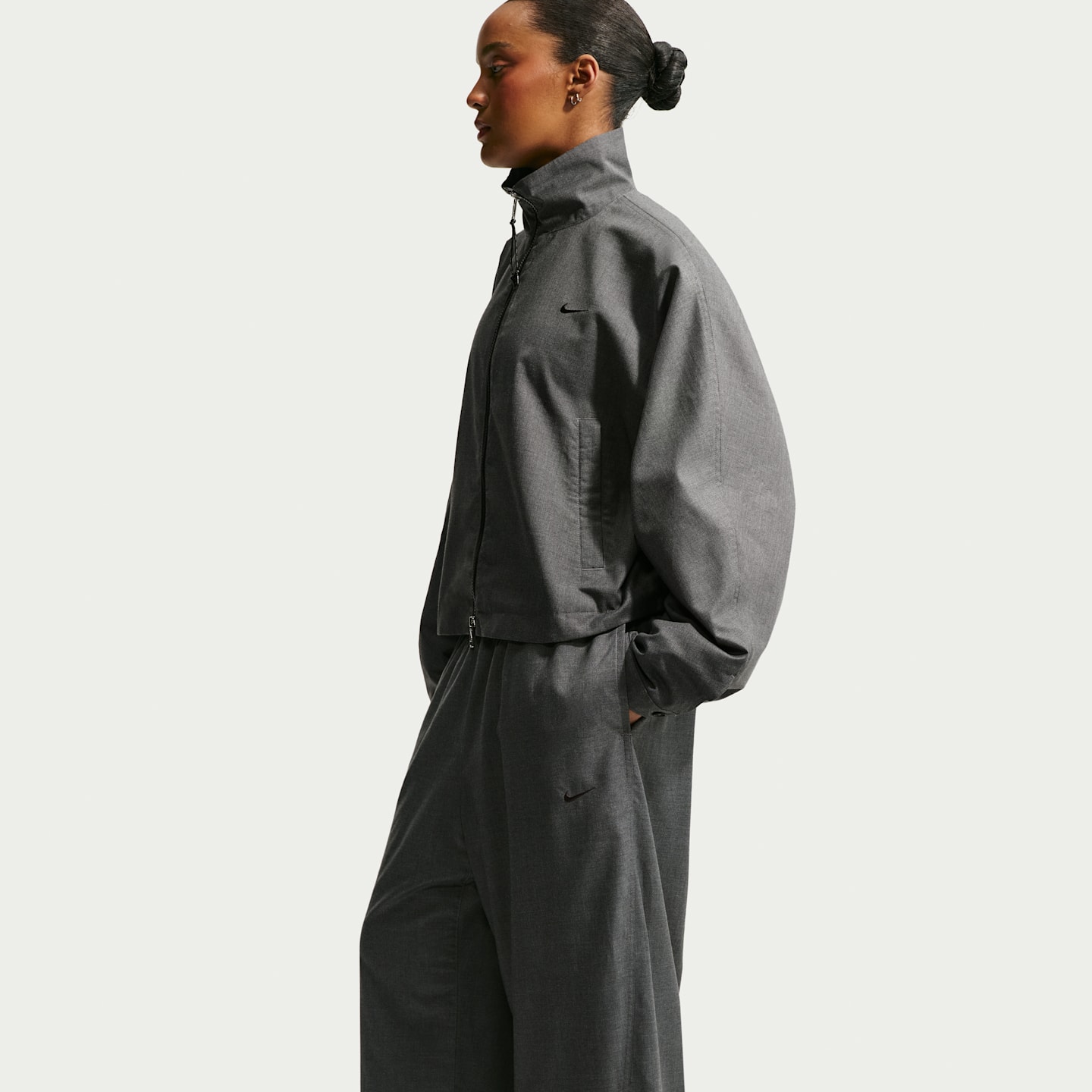 Женские брюки Nike Sportswear Women's Oversized Mid-Rise Woven Pants — фото 4