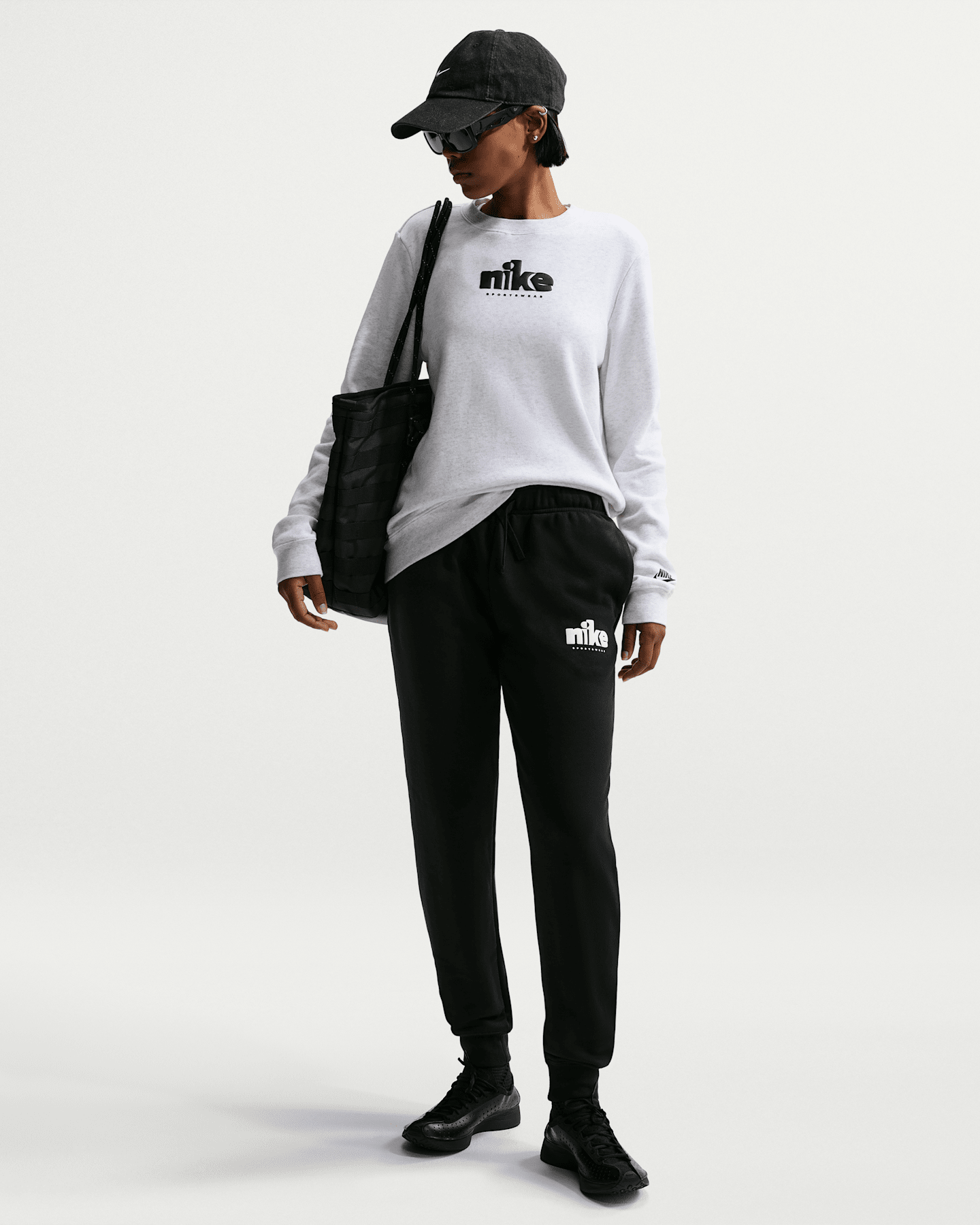 Женские брюки Nike Sportswear Club Fleece Women's Graphic Mid-Rise Pants — фото 6