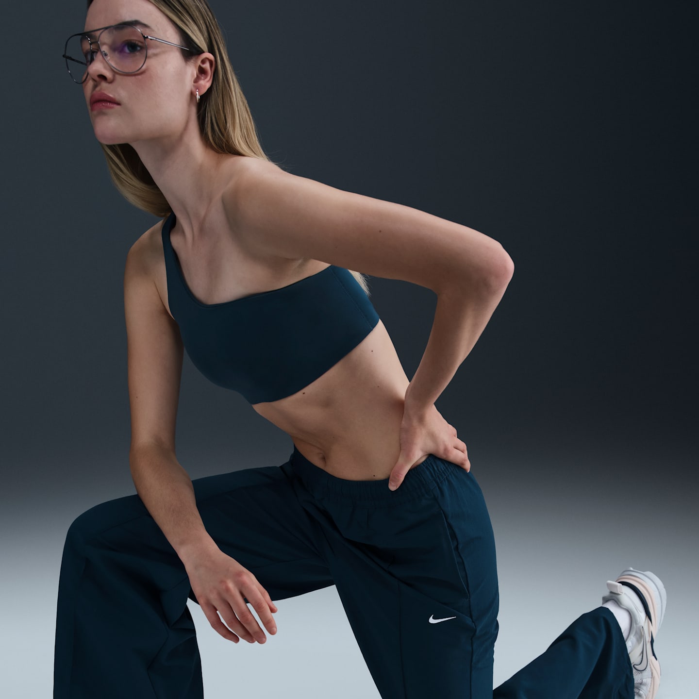 Женские брюки Nike Sportswear Everything Wovens Women's Mid-Rise Open-Hem Pants — фото 5