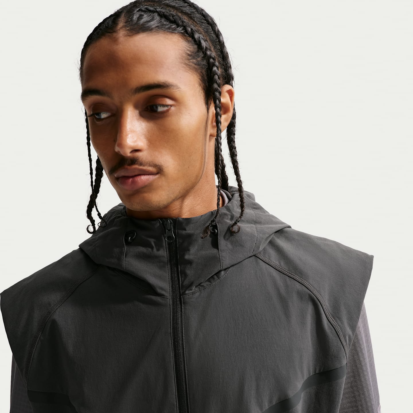 Мужские жилеты Nike Tech Men's Dri-FIT Woven Windrunner Vest — фото 3