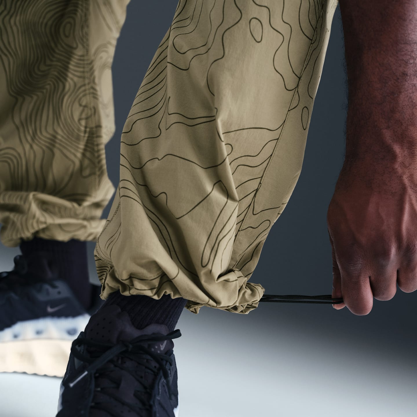 Мужские брюки Nike Tech Men's Open-Hem Woven Pants — фото 6