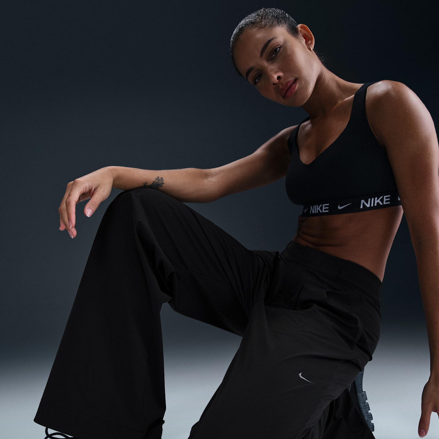 Женские брюки Nike Bliss Women's Dri-FIT Trousers — фото 5