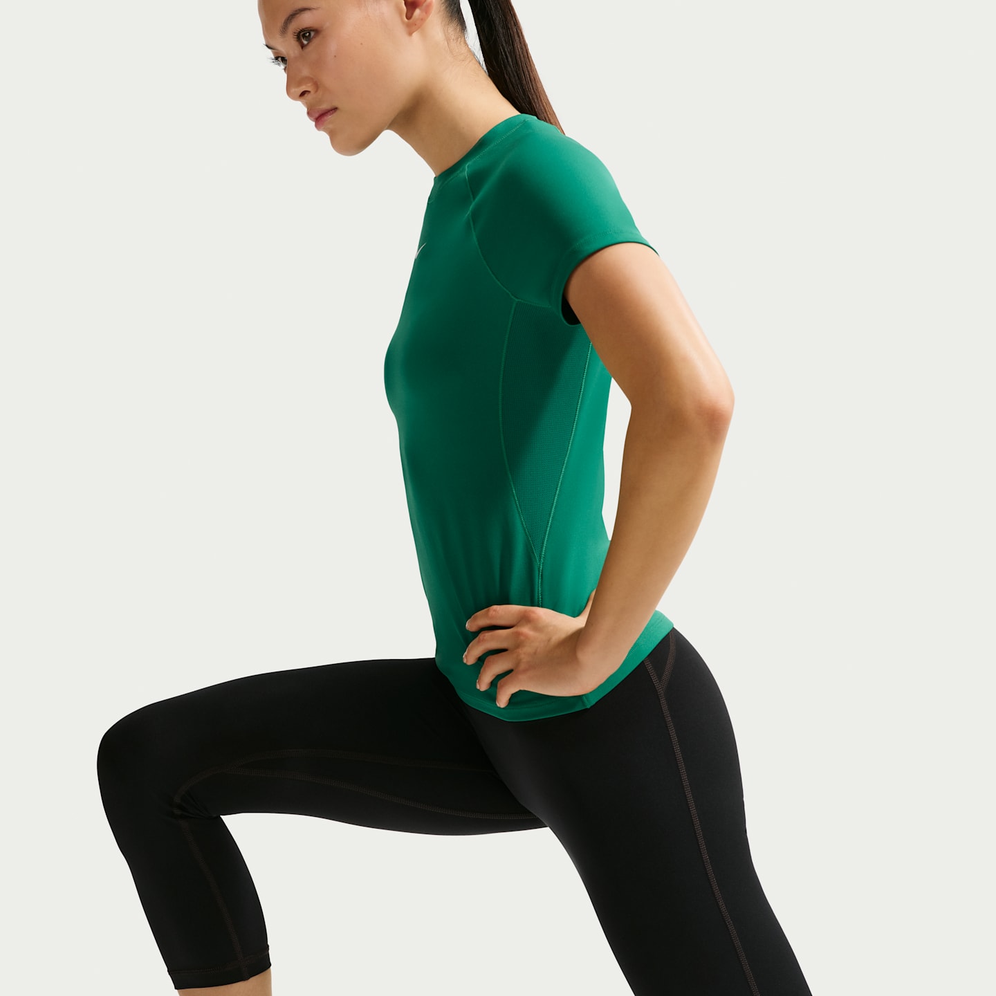 Женские леггинсы Nike Pro Women's Mid-Rise Crop Leggings — фото 4