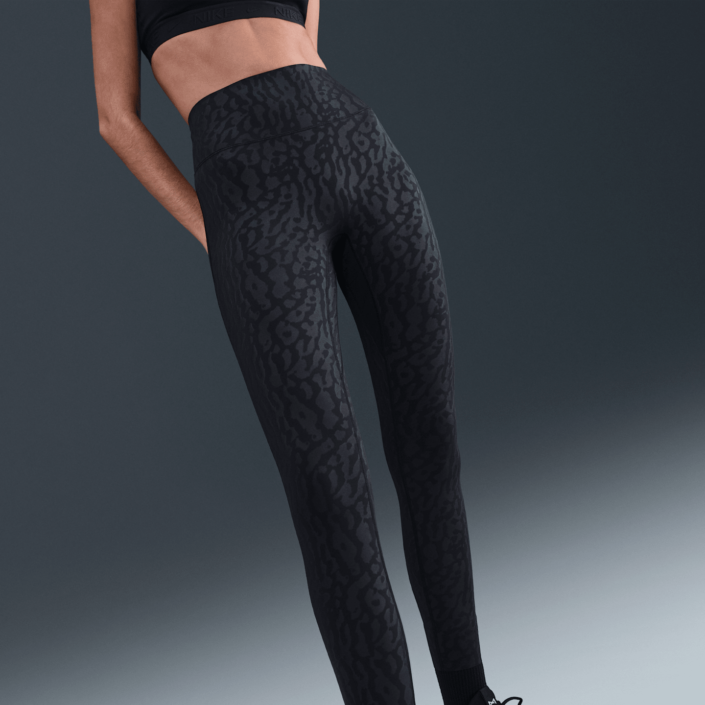 Женские леггинсы Nike Universa Women's High-Waisted Printed 7/8 Leggings with No Front Seam — фото 2