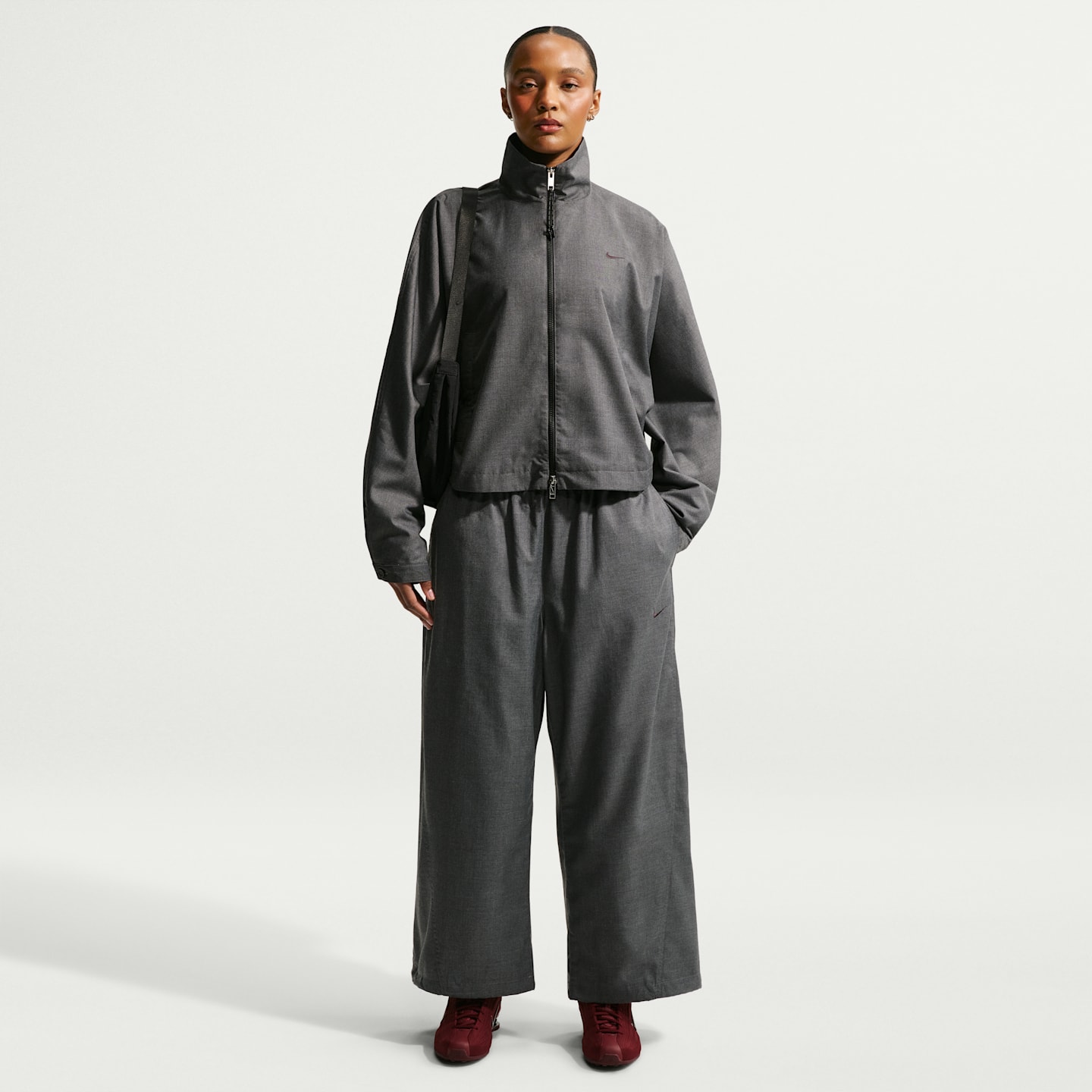 Женские брюки Nike Sportswear Women's Oversized Mid-Rise Woven Pants — фото 1