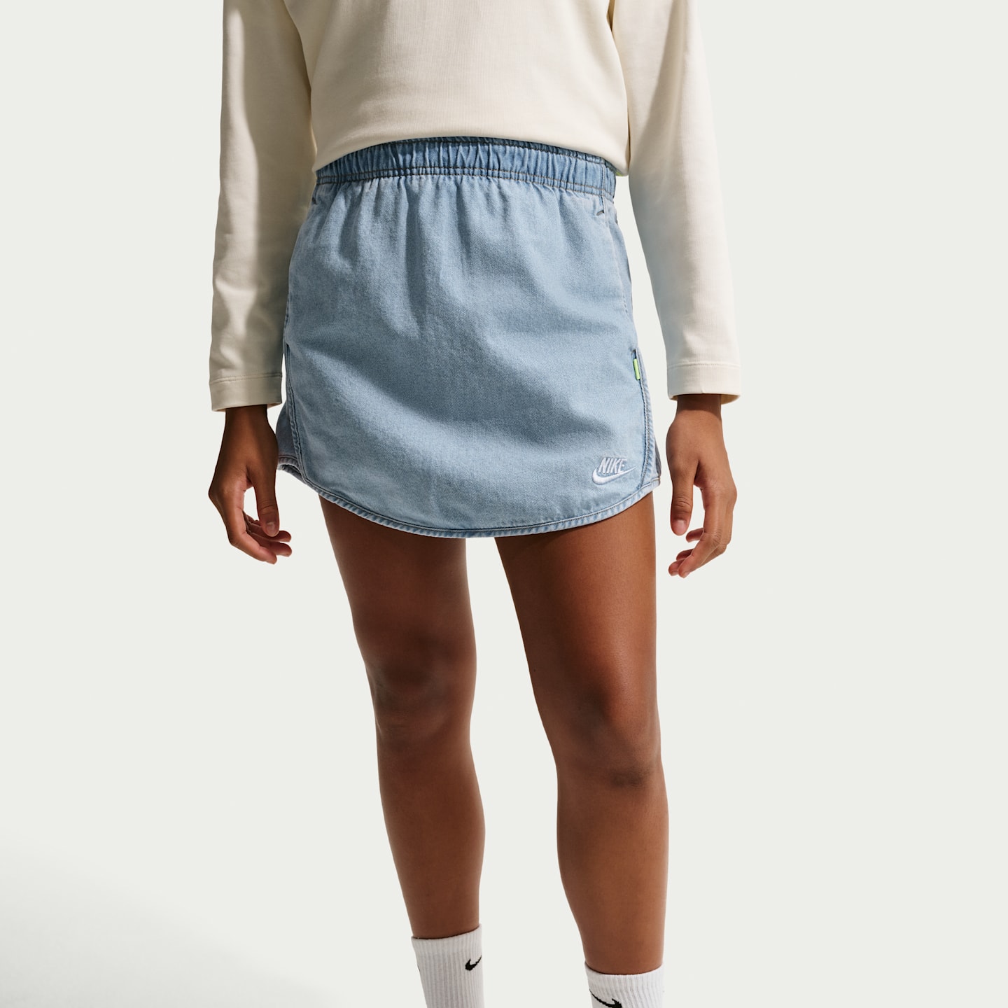Детские юбки Nike Sportswear Collection Big Kids' (Girls') Denim Skirt — фото 2