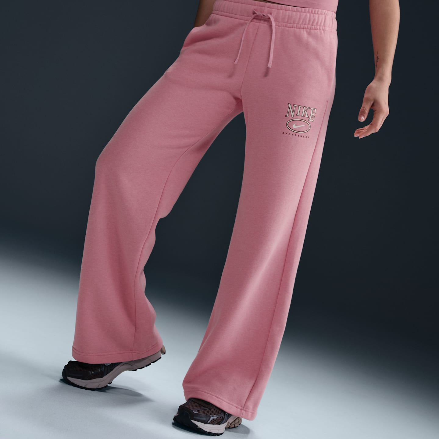 Женские брюки Nike Sportswear Club Fleece Women's Mid-Rise Wide-Leg Graphic Pants — фото 2